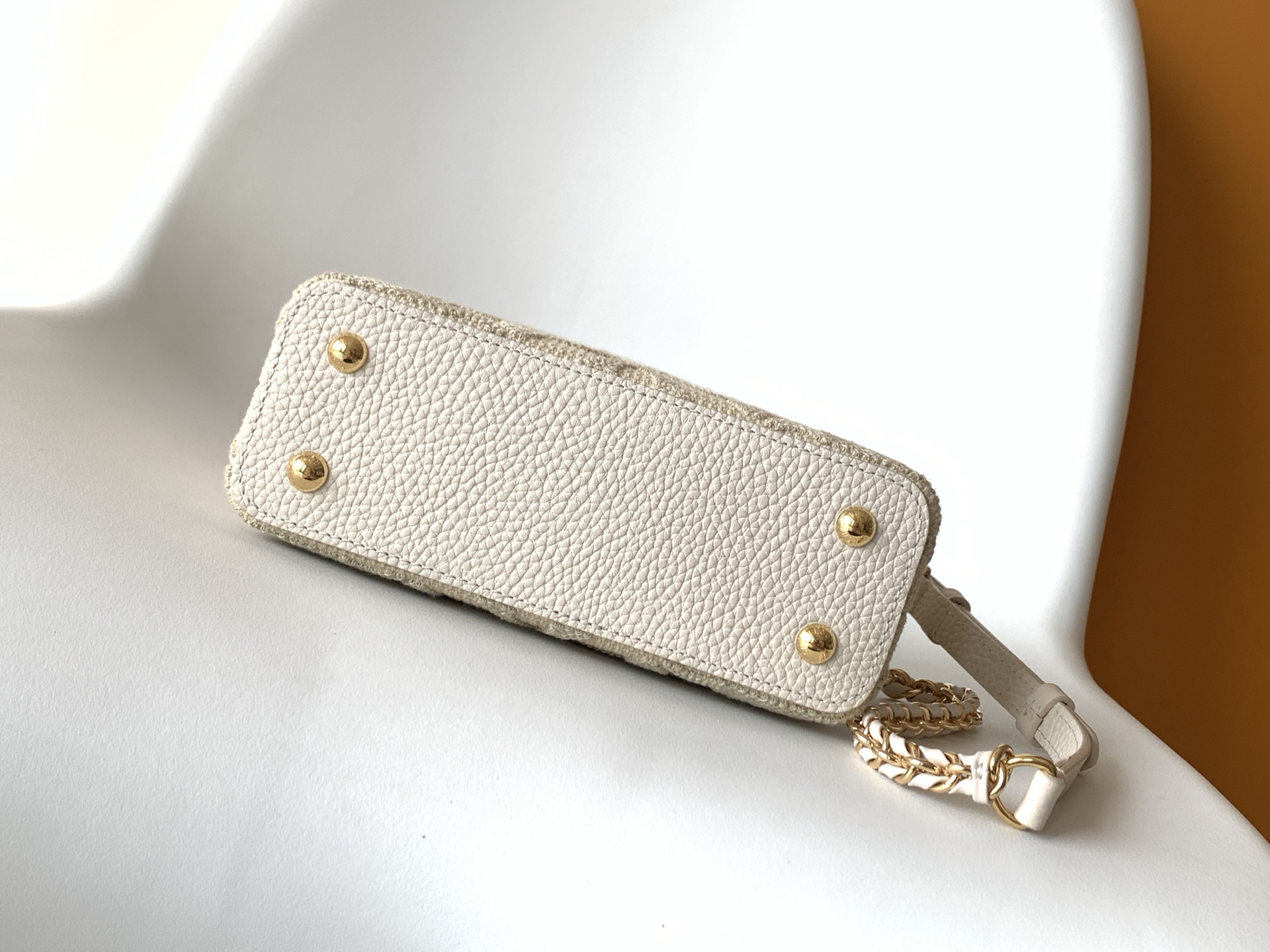 LV 高仿 Capucines BB 浅米白刺繡手提包 氣質鏈條款|超A仿原單精品圖片 12 LV 高仿 Capucines BB 浅米白刺繡手提包 氣質鏈條款|歐美奢侈品精品推薦