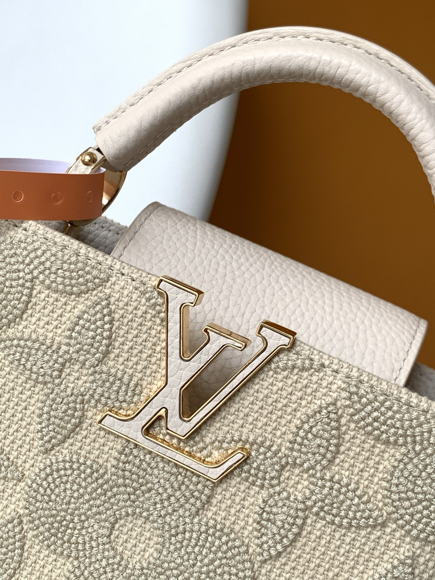 LV 高仿 Capucines BB 浅米白刺繡手提包 氣質鏈條款|超A仿原單精品圖片 11 LV 高仿 Capucines BB 浅米白刺繡手提包 氣質鏈條款|歐美奢侈品精品推薦