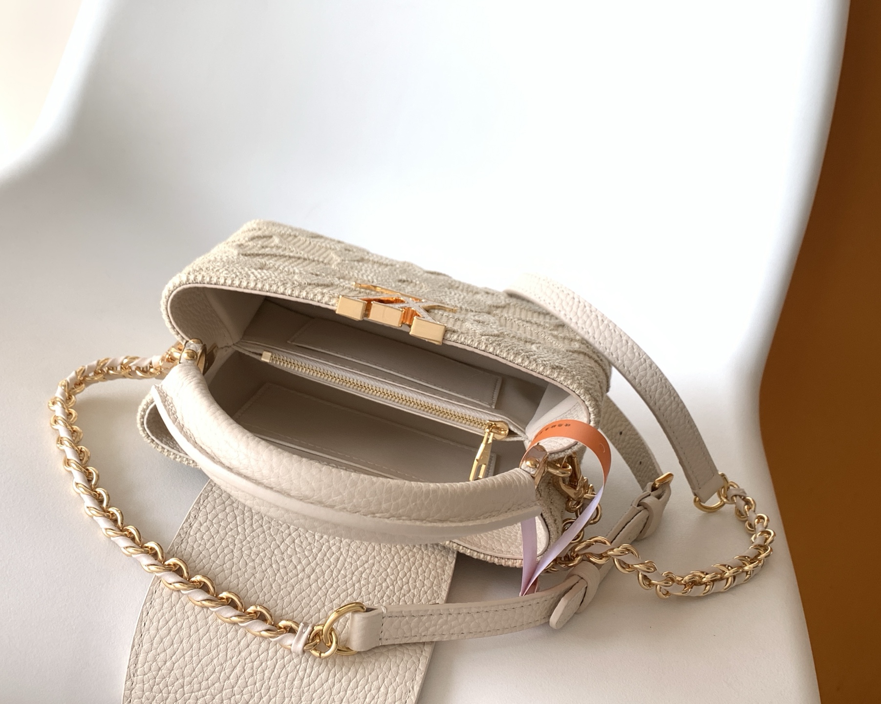 LV 高仿 Capucines BB 浅米白刺繡手提包 氣質鏈條款|超A仿原單精品圖片 8 LV 高仿 Capucines BB 浅米白刺繡手提包 氣質鏈條款|歐美奢侈品精品推薦