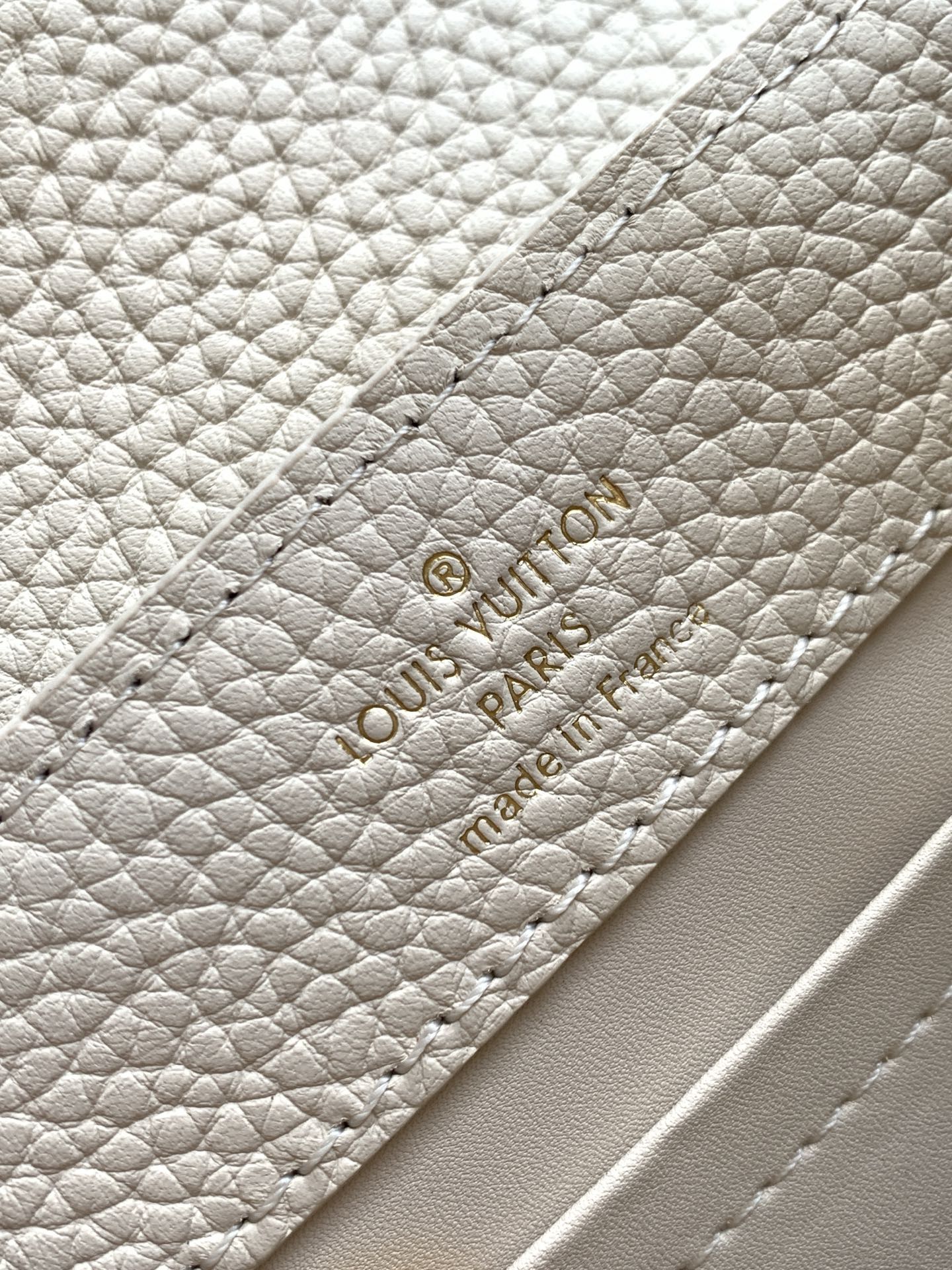 LV 高仿 Capucines BB 浅米白刺繡手提包 氣質鏈條款|超A仿原單精品圖片 7 LV 高仿 Capucines BB 浅米白刺繡手提包 氣質鏈條款|歐美奢侈品精品推薦