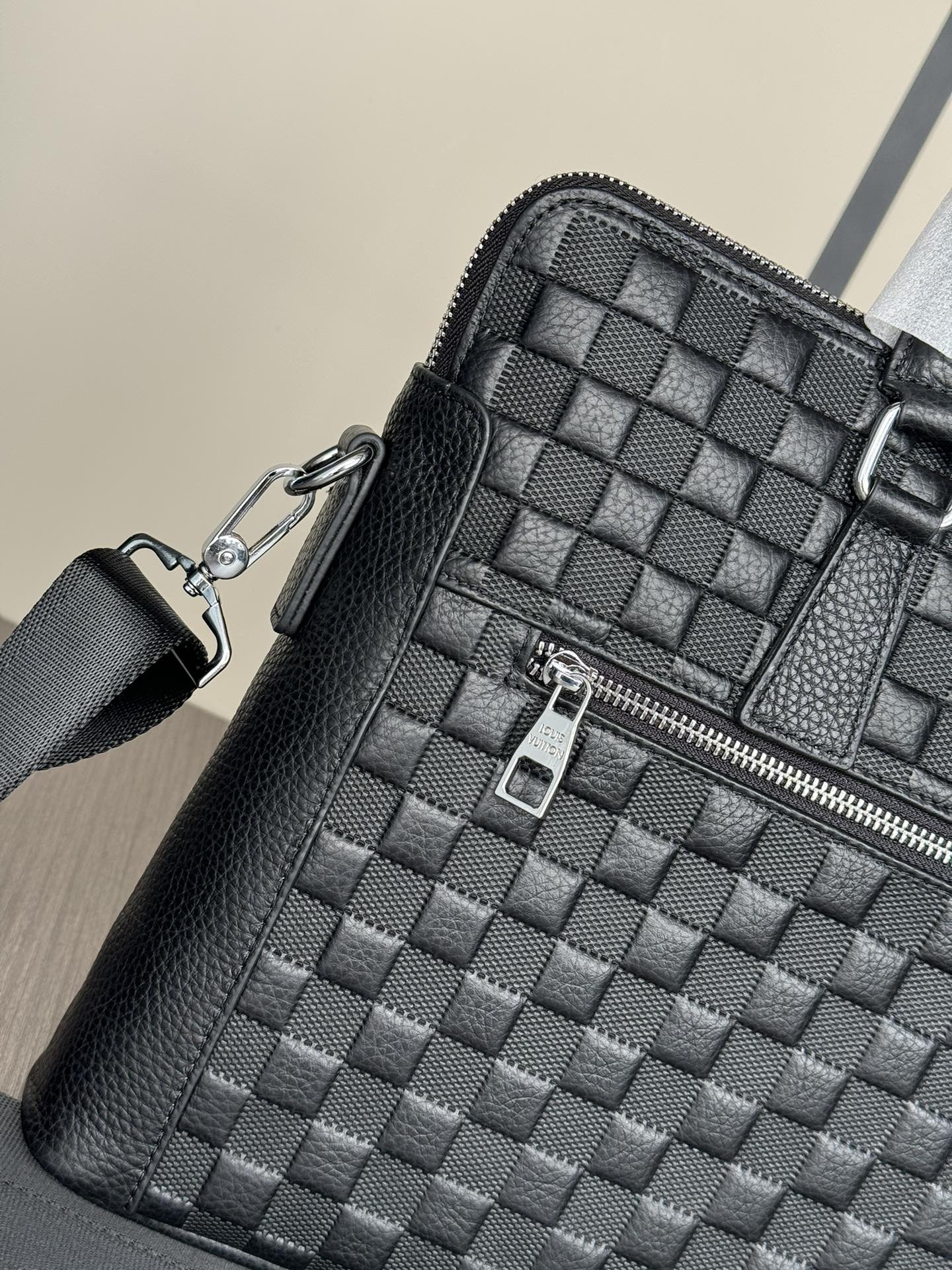 LV 一比一 Damier Graphite 格紋公文包 商務斜挎手提包|超A仿原單精品圖片 11 LV 一比一 Damier Graphite 格紋公文包 商務斜挎手提包|歐美奢侈品精品推薦
