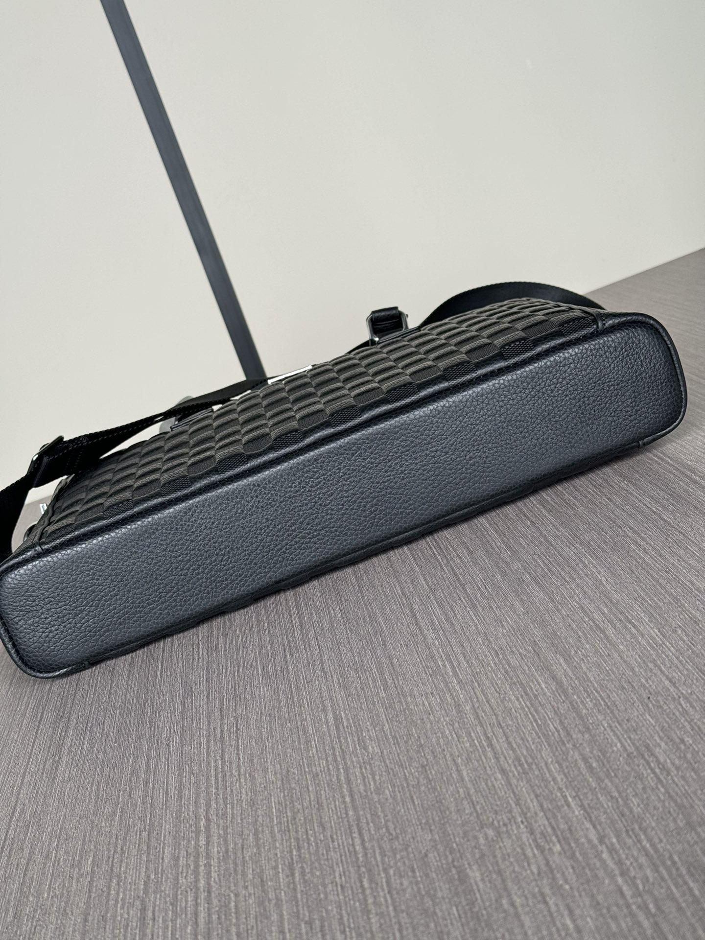 LV 一比一 Damier Graphite 格紋公文包 商務斜挎手提包|超A仿原單精品圖片 10 LV 一比一 Damier Graphite 格紋公文包 商務斜挎手提包|歐美奢侈品精品推薦