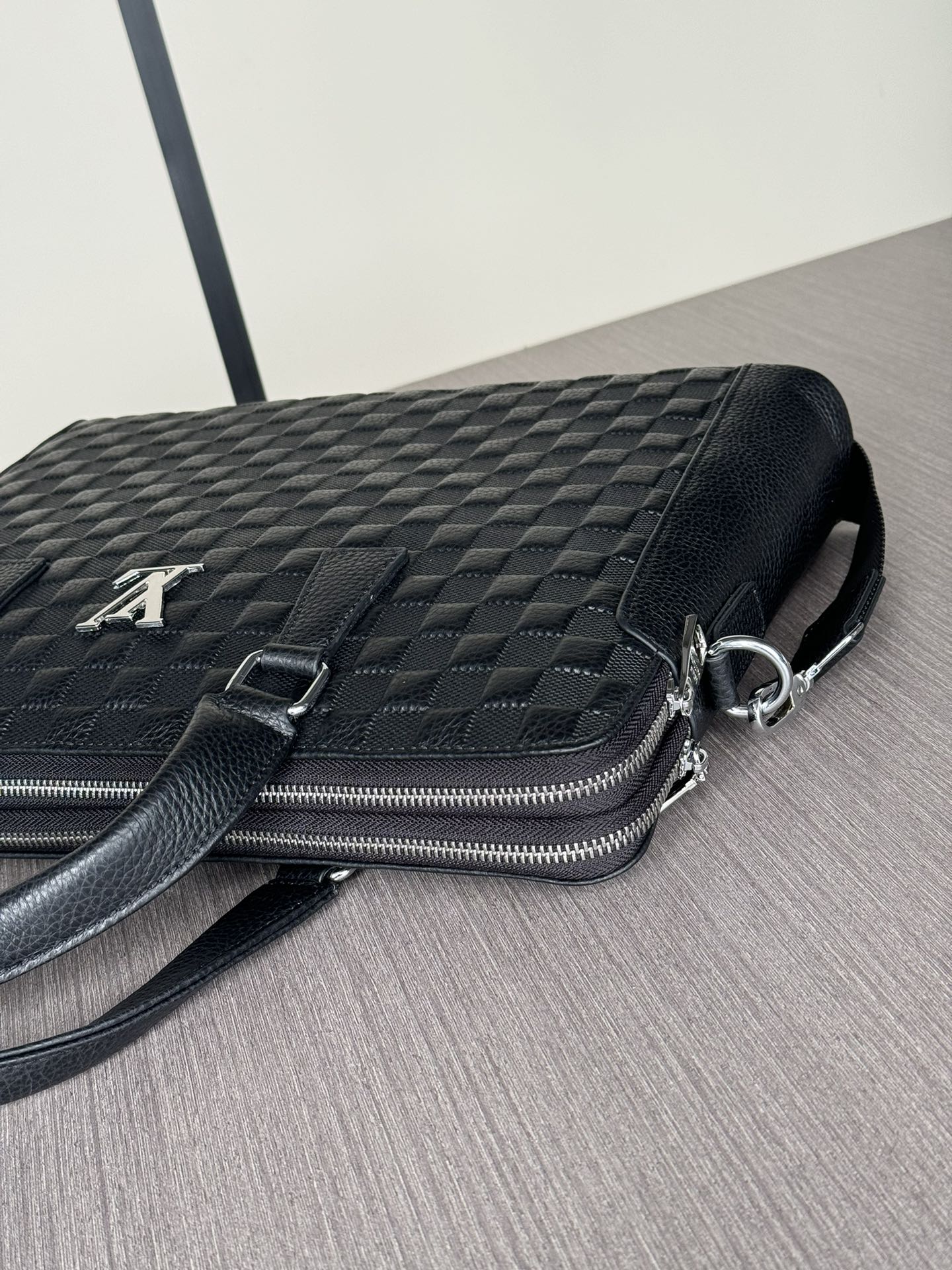 LV 一比一 Damier Graphite 格紋公文包 商務斜挎手提包|超A仿原單精品圖片 9 LV 一比一 Damier Graphite 格紋公文包 商務斜挎手提包|歐美奢侈品精品推薦