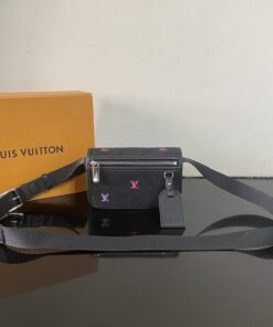 LV 高仿 黑色刺繡斜挎腰包 小號設計輕便時尚