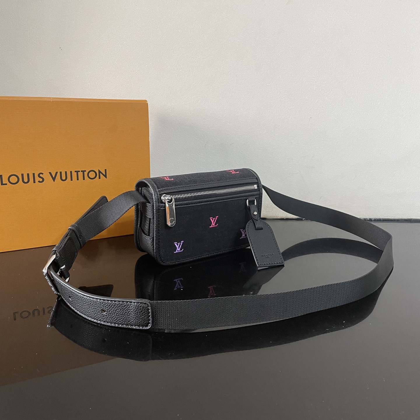 LV 高仿 黑色刺繡斜挎腰包 小號設計輕便時尚|超A仿原單精品圖片 14 LV 高仿 黑色刺繡斜挎腰包 小號設計輕便時尚|歐美奢侈品精品推薦