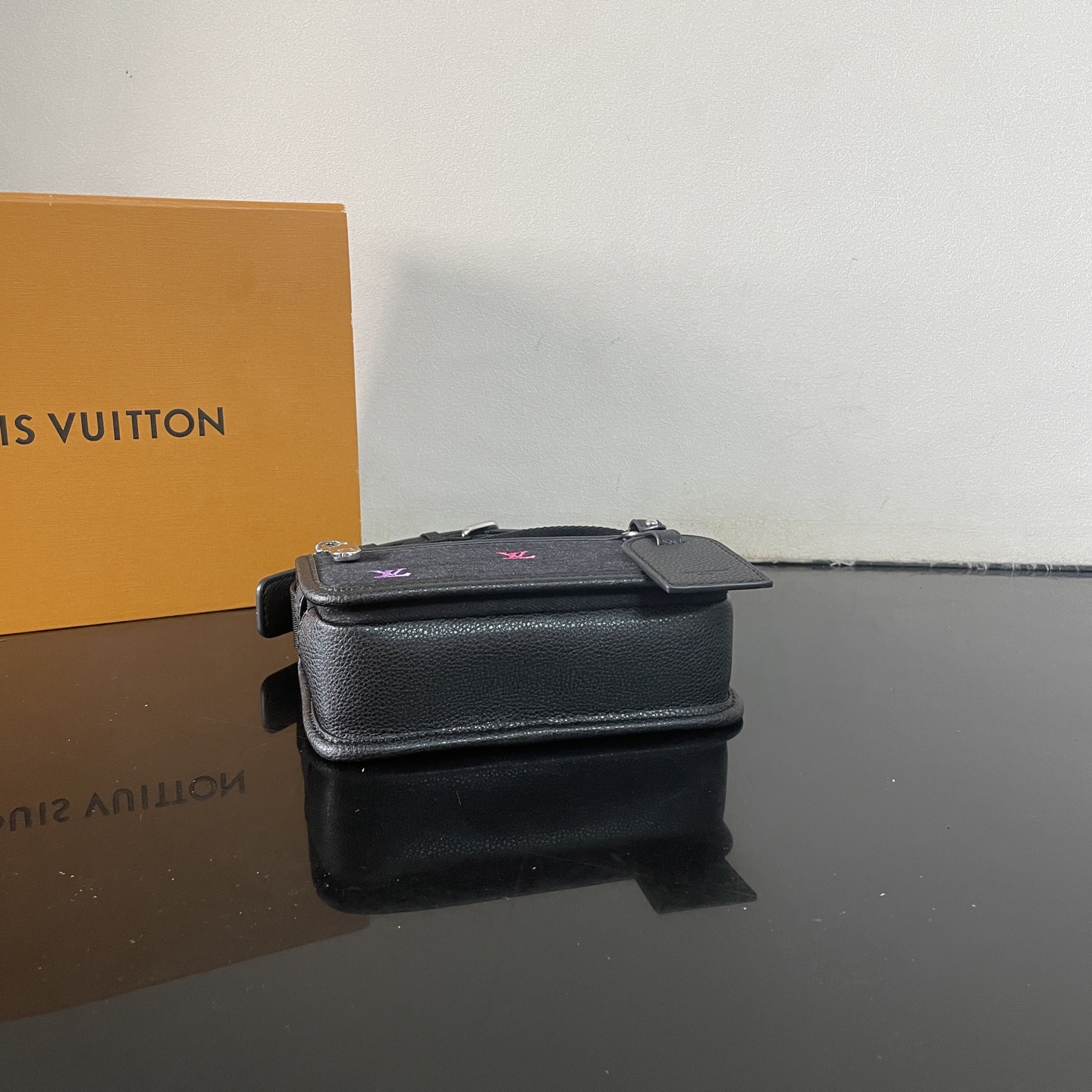 LV 高仿 黑色刺繡斜挎腰包 小號設計輕便時尚|超A仿原單精品圖片 12 LV 高仿 黑色刺繡斜挎腰包 小號設計輕便時尚|歐美奢侈品精品推薦