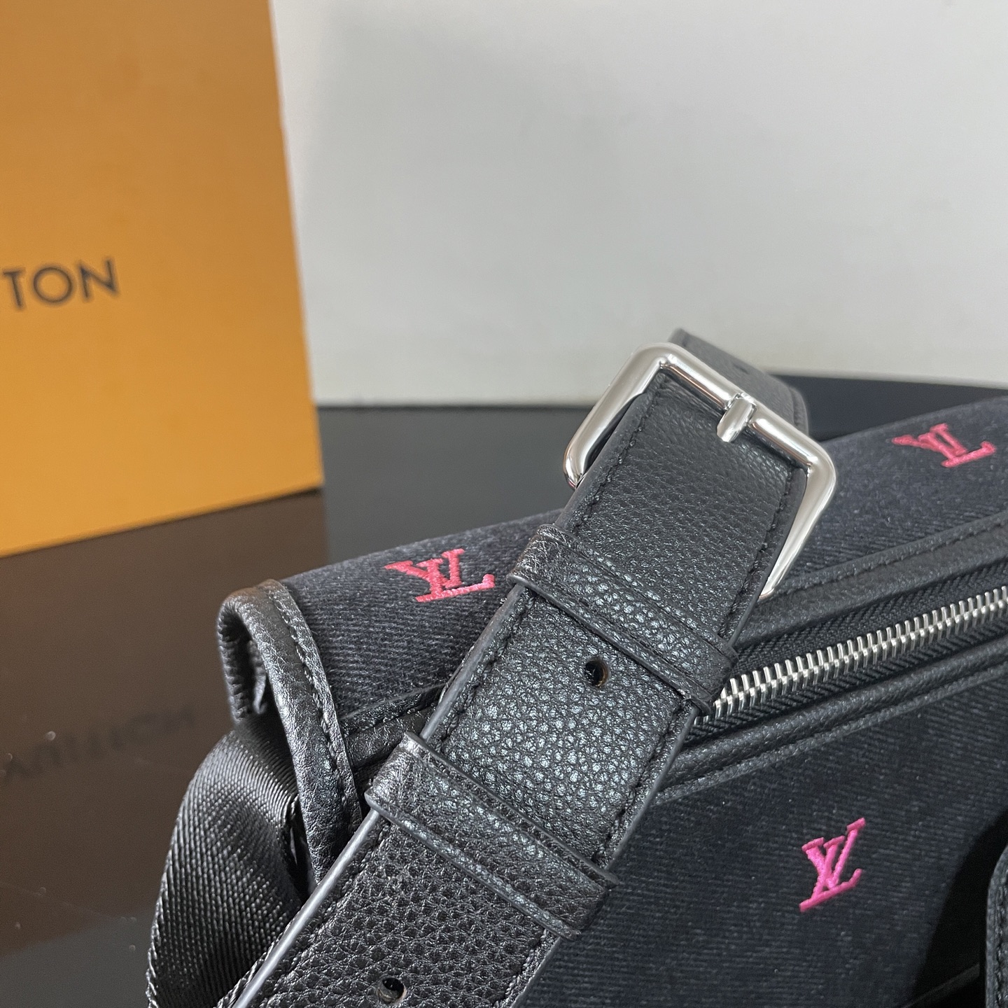 LV 高仿 黑色刺繡斜挎腰包 小號設計輕便時尚|超A仿原單精品圖片 11 LV 高仿 黑色刺繡斜挎腰包 小號設計輕便時尚|歐美奢侈品精品推薦