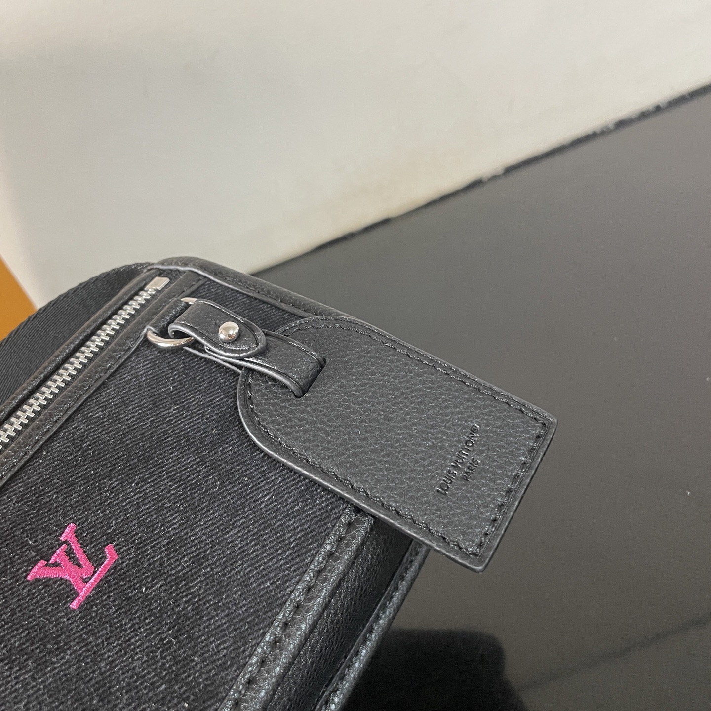 LV 高仿 黑色刺繡斜挎腰包 小號設計輕便時尚|超A仿原單精品圖片 10 LV 高仿 黑色刺繡斜挎腰包 小號設計輕便時尚|歐美奢侈品精品推薦