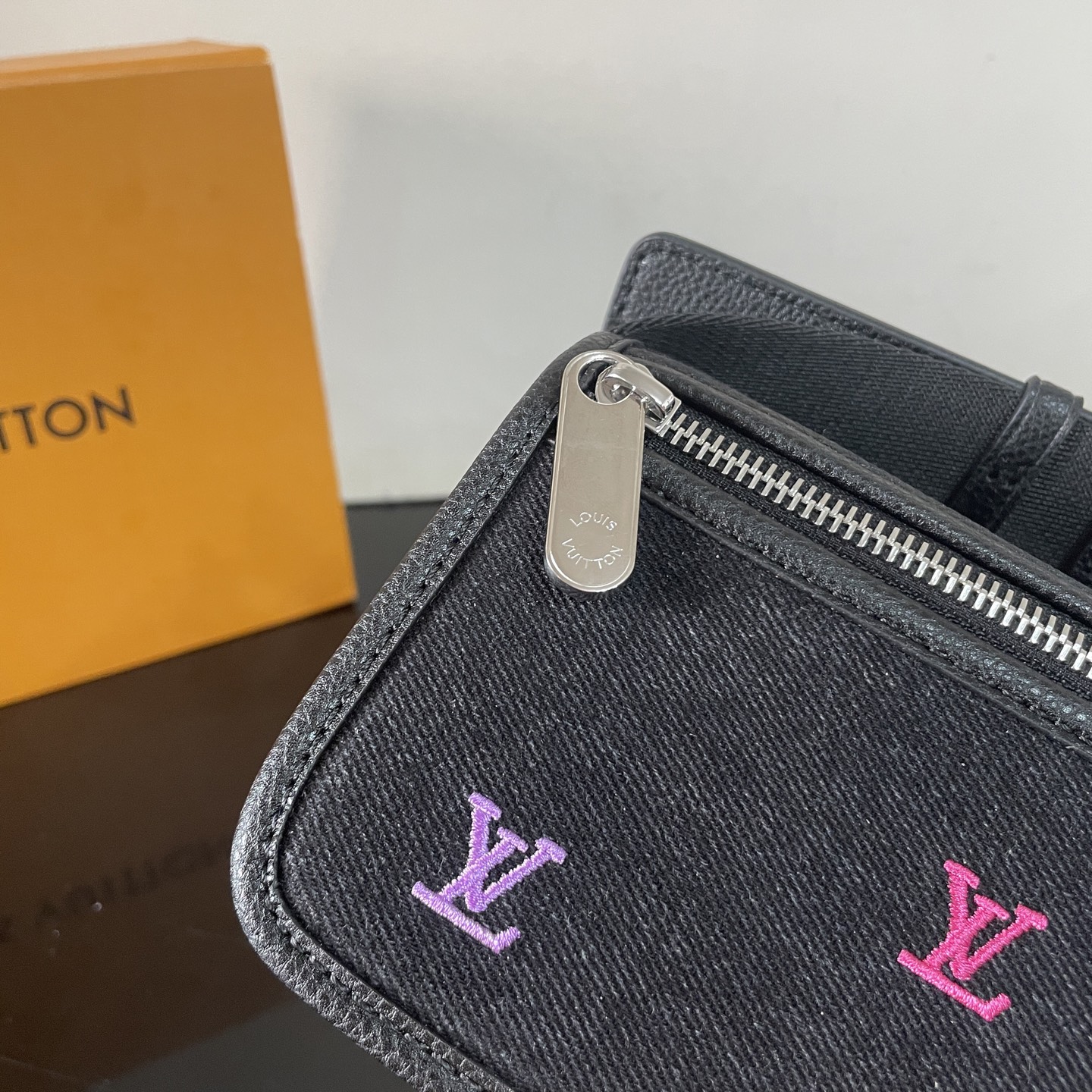 LV 高仿 黑色刺繡斜挎腰包 小號設計輕便時尚|超A仿原單精品圖片 9 LV 高仿 黑色刺繡斜挎腰包 小號設計輕便時尚|歐美奢侈品精品推薦