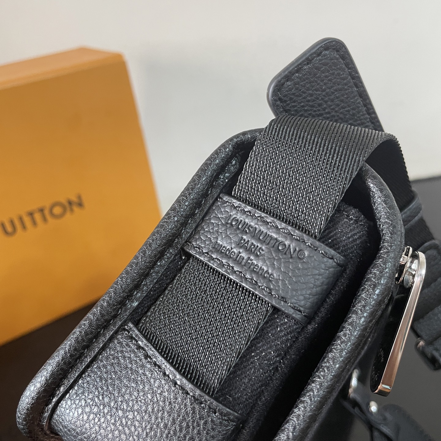 LV 高仿 黑色刺繡斜挎腰包 小號設計輕便時尚|超A仿原單精品圖片 8 LV 高仿 黑色刺繡斜挎腰包 小號設計輕便時尚|歐美奢侈品精品推薦