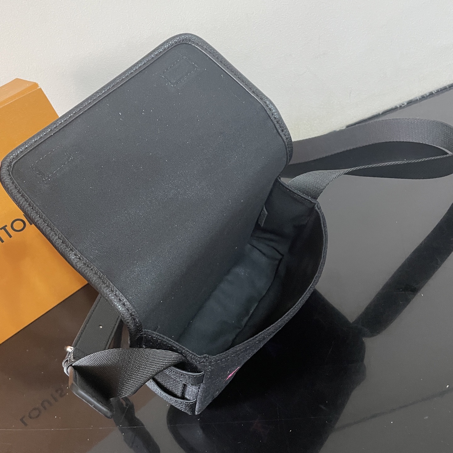 LV 高仿 黑色刺繡斜挎腰包 小號設計輕便時尚|超A仿原單精品圖片 7 LV 高仿 黑色刺繡斜挎腰包 小號設計輕便時尚|歐美奢侈品精品推薦