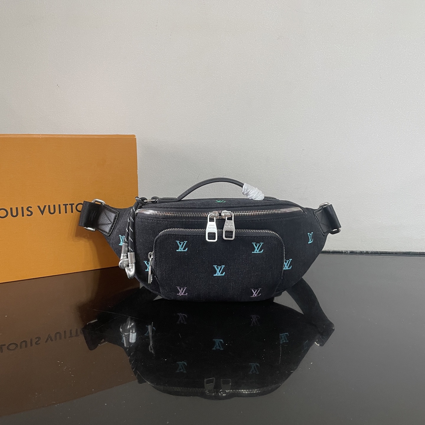 LV 一比一 黑色刺繡腰包 雙拉鏈設計潮流款|超A仿原單精品圖片 6 LV 一比一 黑色刺繡腰包 雙拉鏈設計潮流款|歐美奢侈品精品推薦