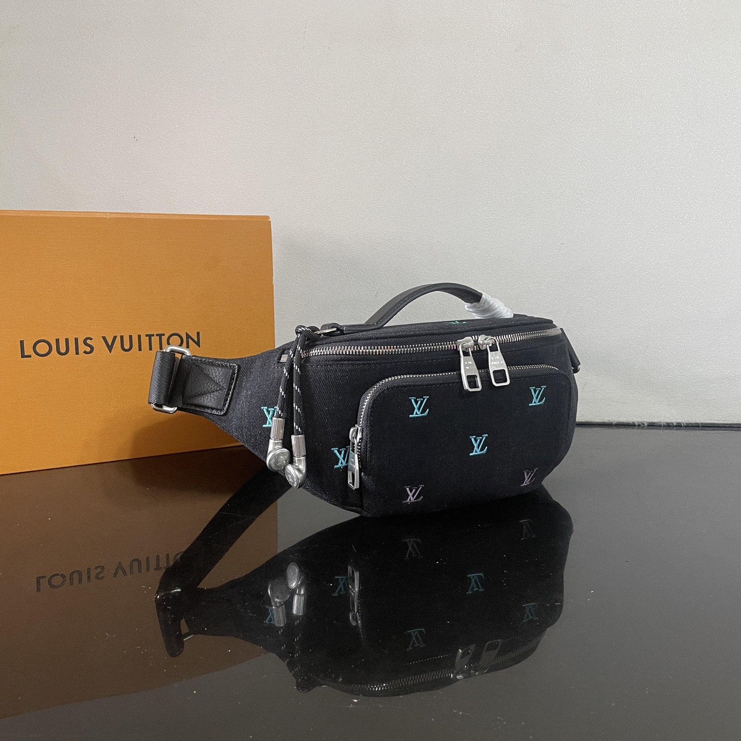 LV 一比一 黑色刺繡腰包 雙拉鏈設計潮流款|超A仿原單精品圖片 14 LV 一比一 黑色刺繡腰包 雙拉鏈設計潮流款|歐美奢侈品精品推薦