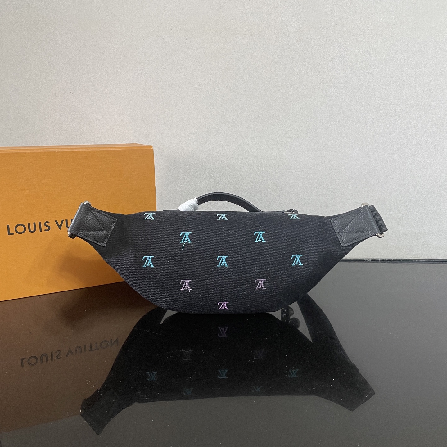 LV 一比一 黑色刺繡腰包 雙拉鏈設計潮流款|超A仿原單精品圖片 13 LV 一比一 黑色刺繡腰包 雙拉鏈設計潮流款|歐美奢侈品精品推薦