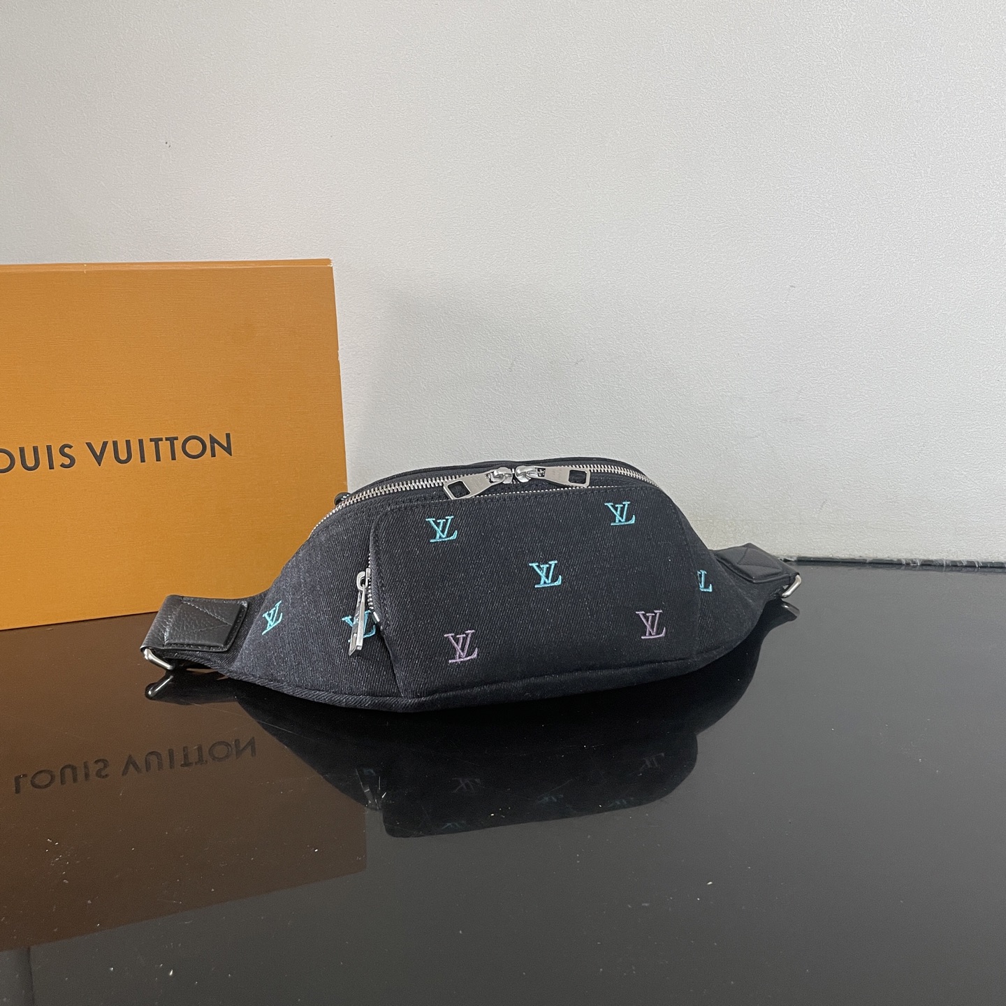 LV 一比一 黑色刺繡腰包 雙拉鏈設計潮流款|超A仿原單精品圖片 12 LV 一比一 黑色刺繡腰包 雙拉鏈設計潮流款|歐美奢侈品精品推薦