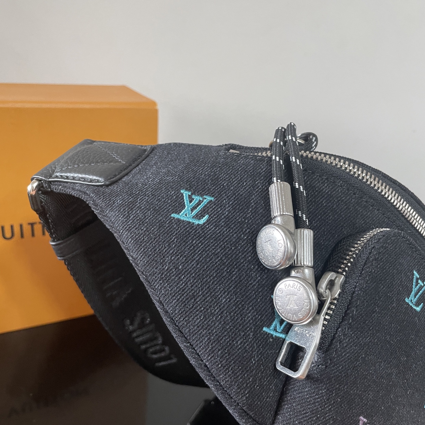 LV 一比一 黑色刺繡腰包 雙拉鏈設計潮流款|超A仿原單精品圖片 11 LV 一比一 黑色刺繡腰包 雙拉鏈設計潮流款|歐美奢侈品精品推薦