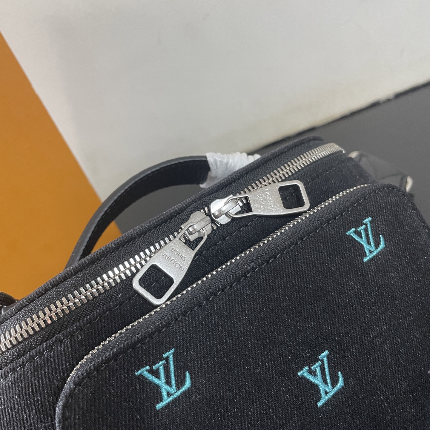 LV 一比一 黑色刺繡腰包 雙拉鏈設計潮流款|超A仿原單精品圖片 9 LV 一比一 黑色刺繡腰包 雙拉鏈設計潮流款|歐美奢侈品精品推薦