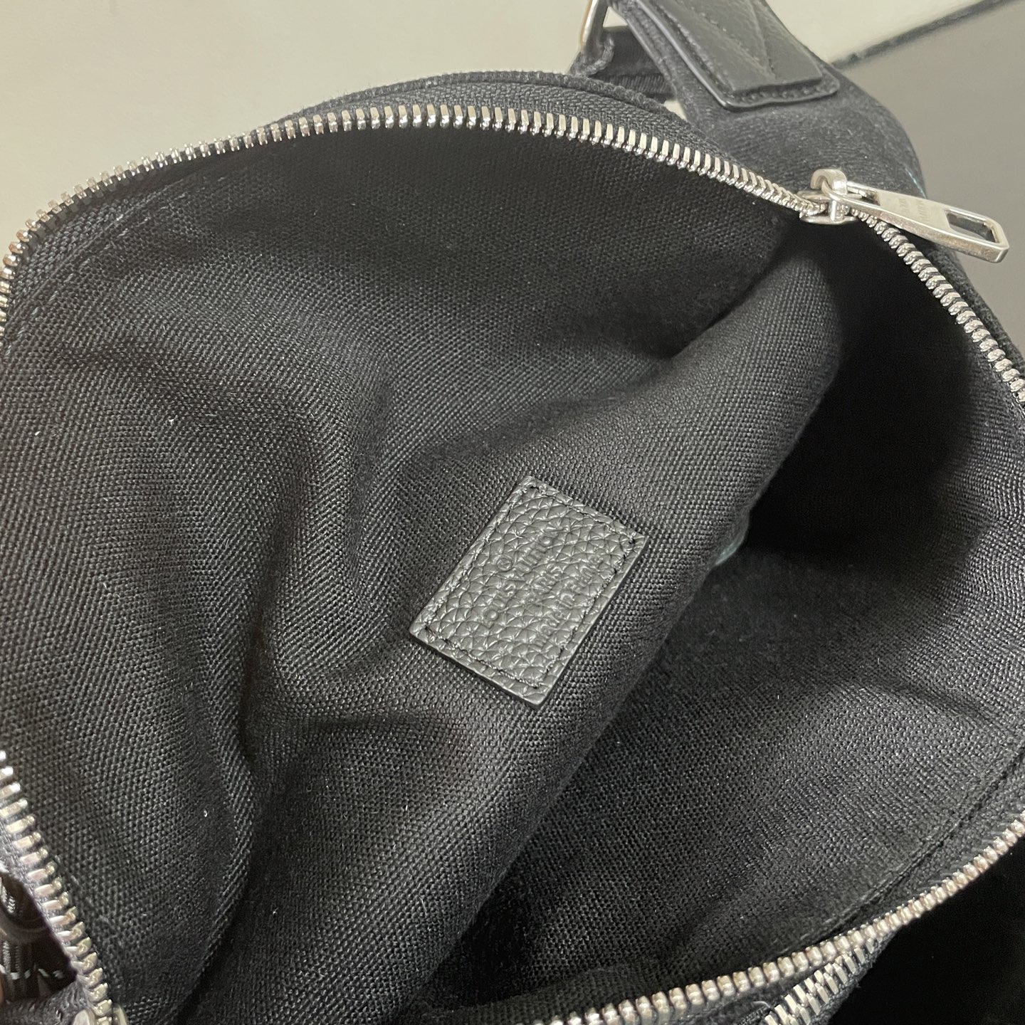 LV 一比一 黑色刺繡腰包 雙拉鏈設計潮流款|超A仿原單精品圖片 7 LV 一比一 黑色刺繡腰包 雙拉鏈設計潮流款|歐美奢侈品精品推薦