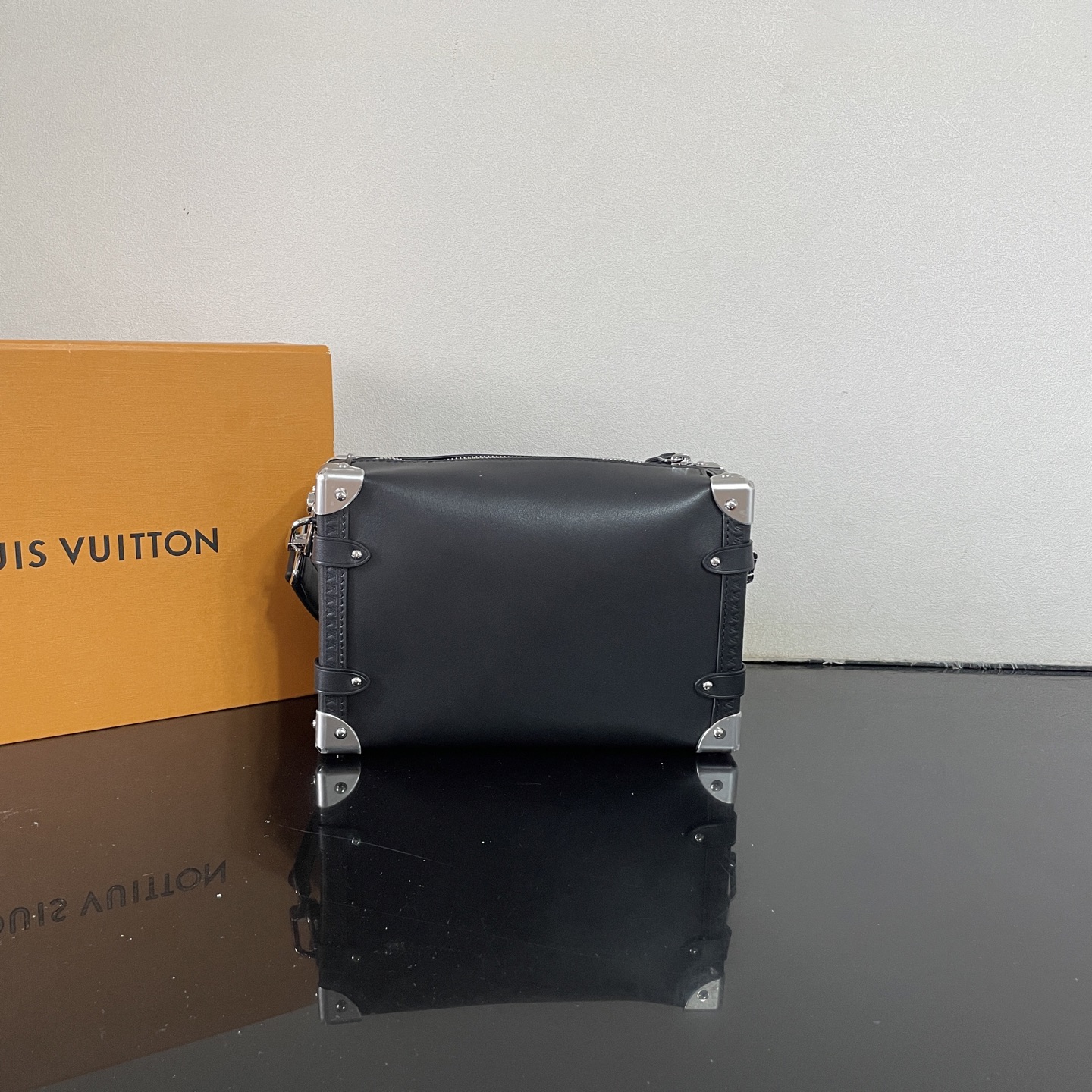 LV 高仿 Petite Malle 黑色拼貼肩背包 潮流鏈條款|超A仿原單精品圖片 13 LV 高仿 Petite Malle 黑色拼貼肩背包 潮流鏈條款|歐美奢侈品精品推薦