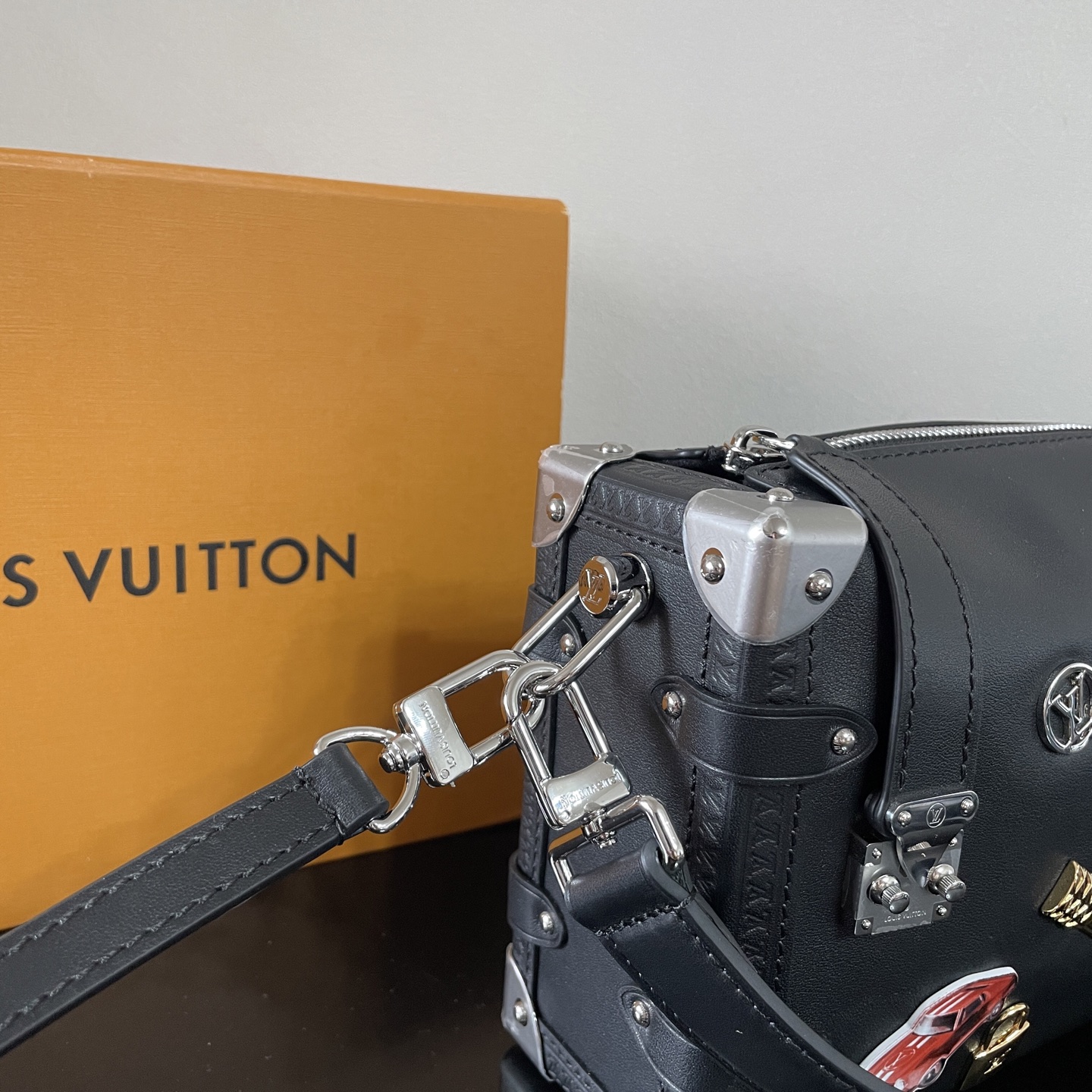 LV 高仿 Petite Malle 黑色拼貼肩背包 潮流鏈條款|超A仿原單精品圖片 11 LV 高仿 Petite Malle 黑色拼貼肩背包 潮流鏈條款|歐美奢侈品精品推薦