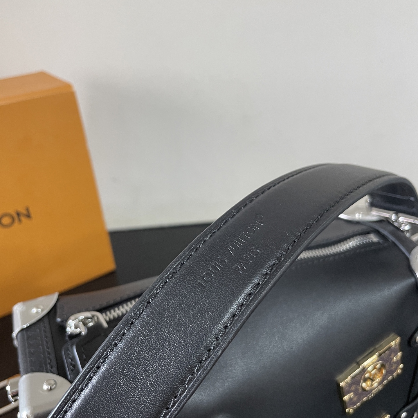 LV 高仿 Petite Malle 黑色拼貼肩背包 潮流鏈條款|超A仿原單精品圖片 9 LV 高仿 Petite Malle 黑色拼貼肩背包 潮流鏈條款|歐美奢侈品精品推薦