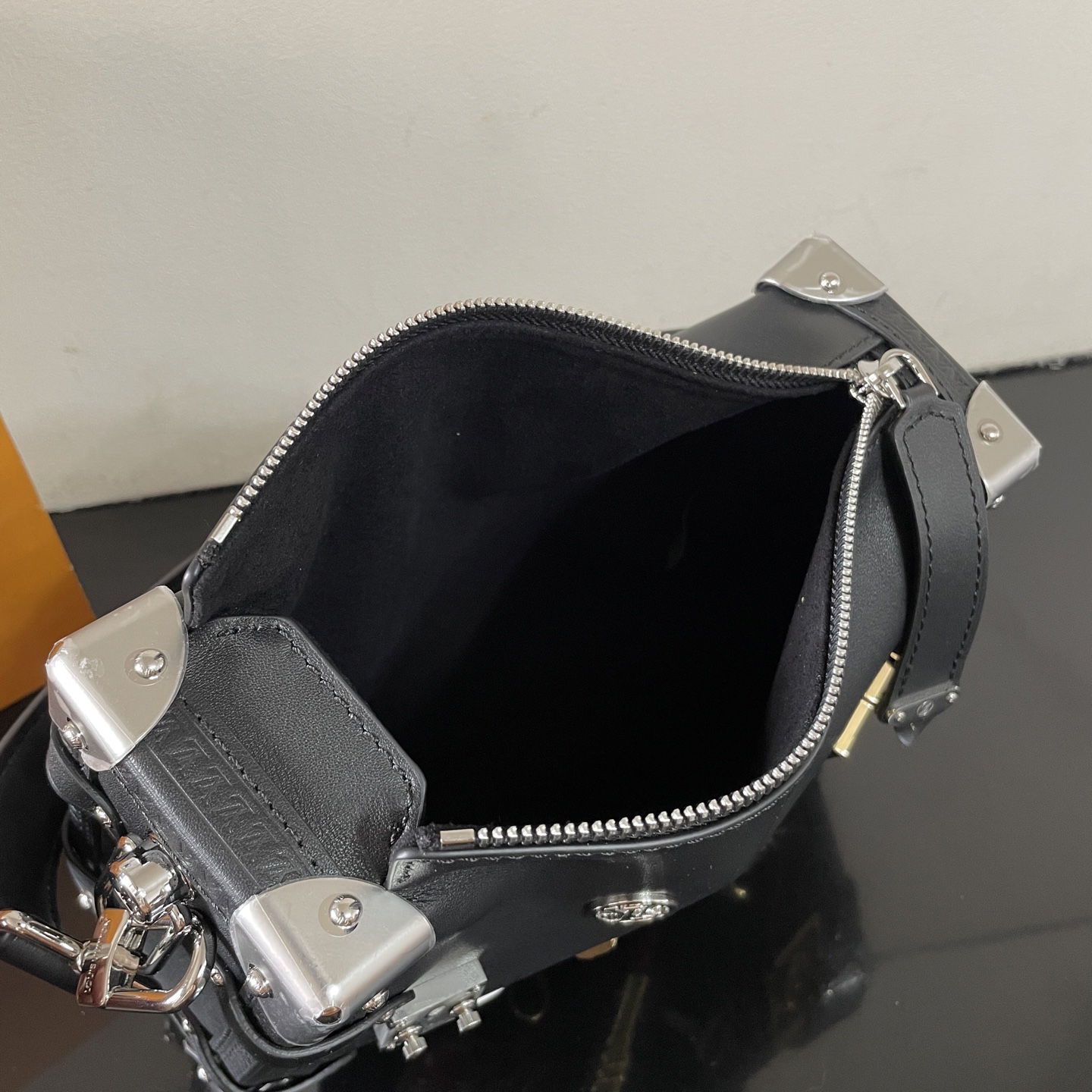 LV 高仿 Petite Malle 黑色拼貼肩背包 潮流鏈條款|超A仿原單精品圖片 8 LV 高仿 Petite Malle 黑色拼貼肩背包 潮流鏈條款|歐美奢侈品精品推薦