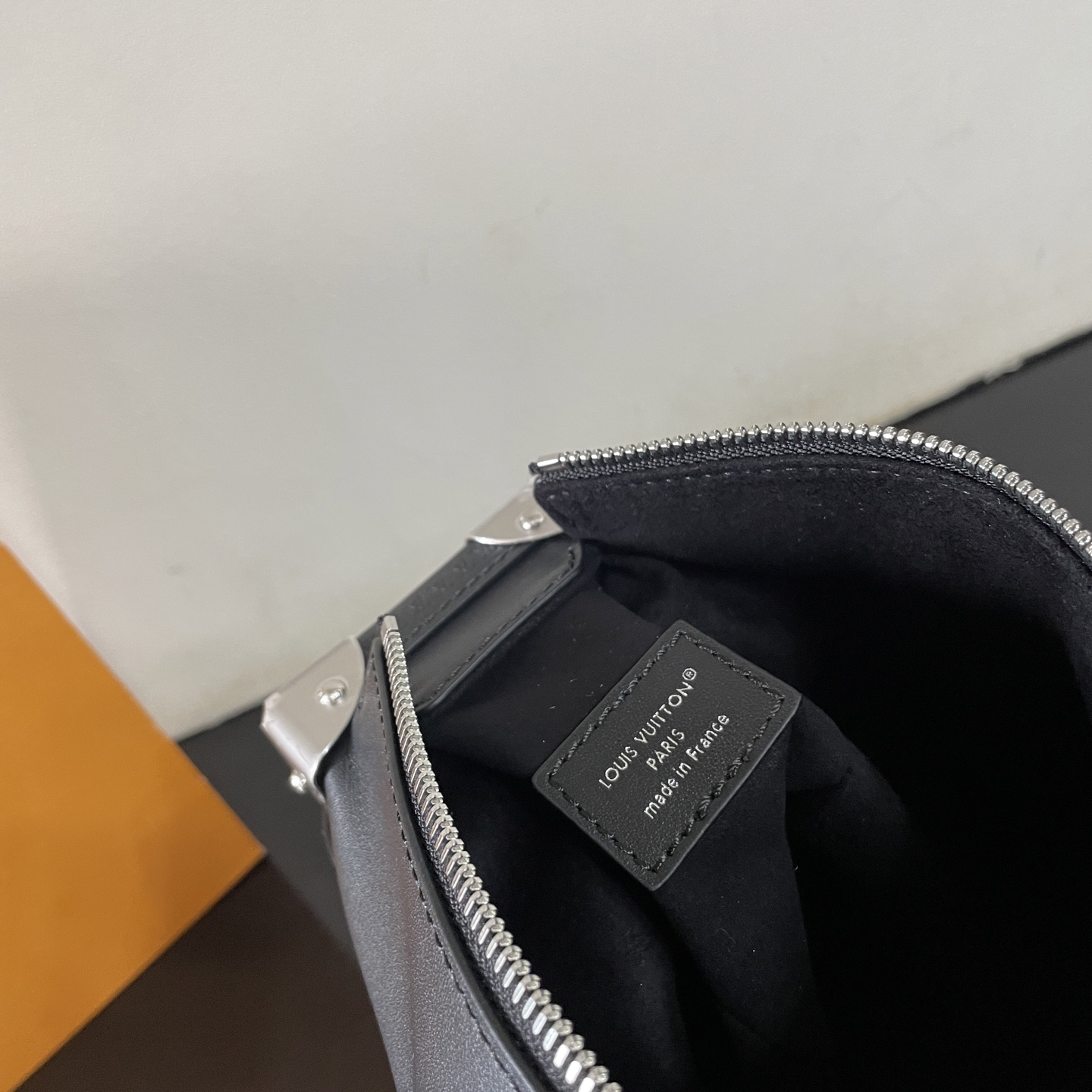 LV 高仿 Petite Malle 黑色拼貼肩背包 潮流鏈條款|超A仿原單精品圖片 7 LV 高仿 Petite Malle 黑色拼貼肩背包 潮流鏈條款|歐美奢侈品精品推薦