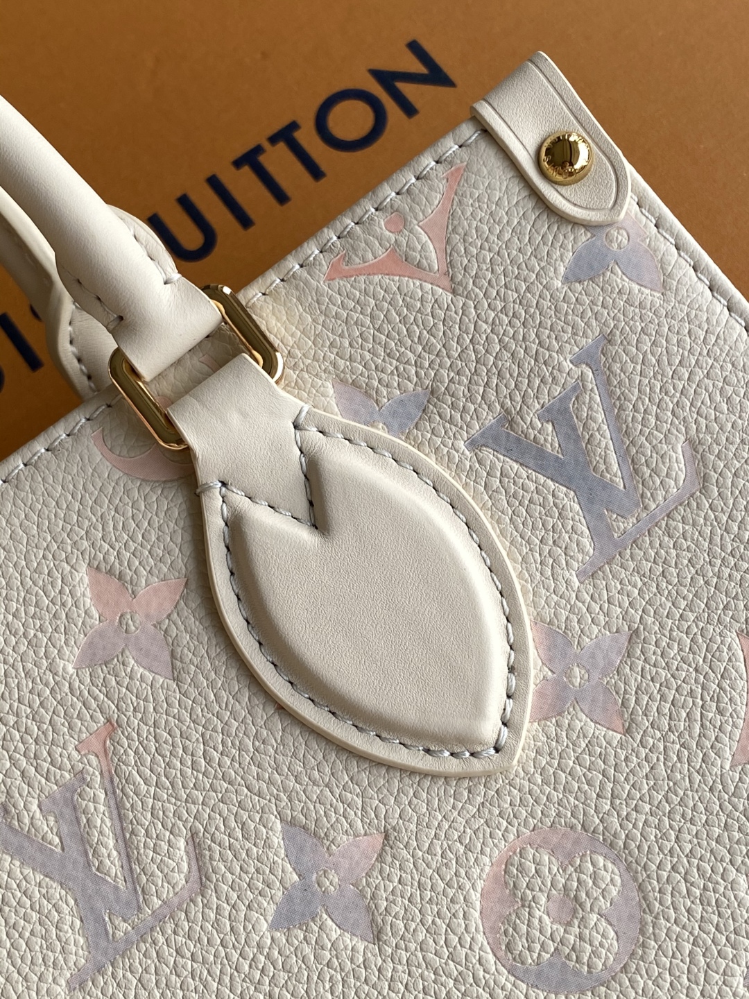 LV高仿 Onthego 小號托特包 夢幻粉彩壓紋 LOGO 手提肩背兩用款｜歐美奢侈品精品推薦