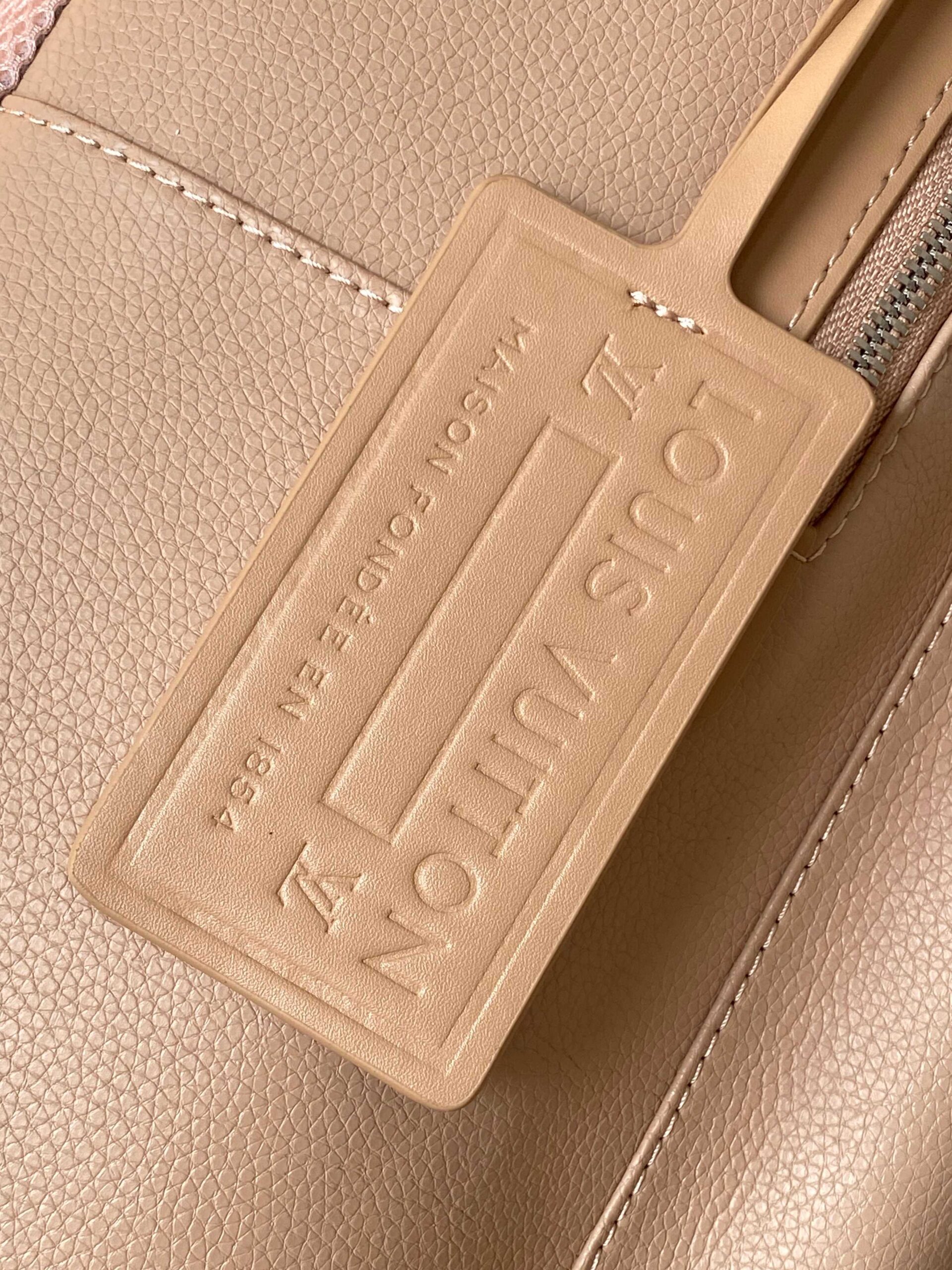 LV原單粉杏色後背包 立體Logo簡約款 荔枝紋牛皮女包設計感|超A仿原單精品圖片 12 LV原單粉杏色後背包 立體Logo簡約款 荔枝紋牛皮女包設計感|歐美奢侈品精品推薦