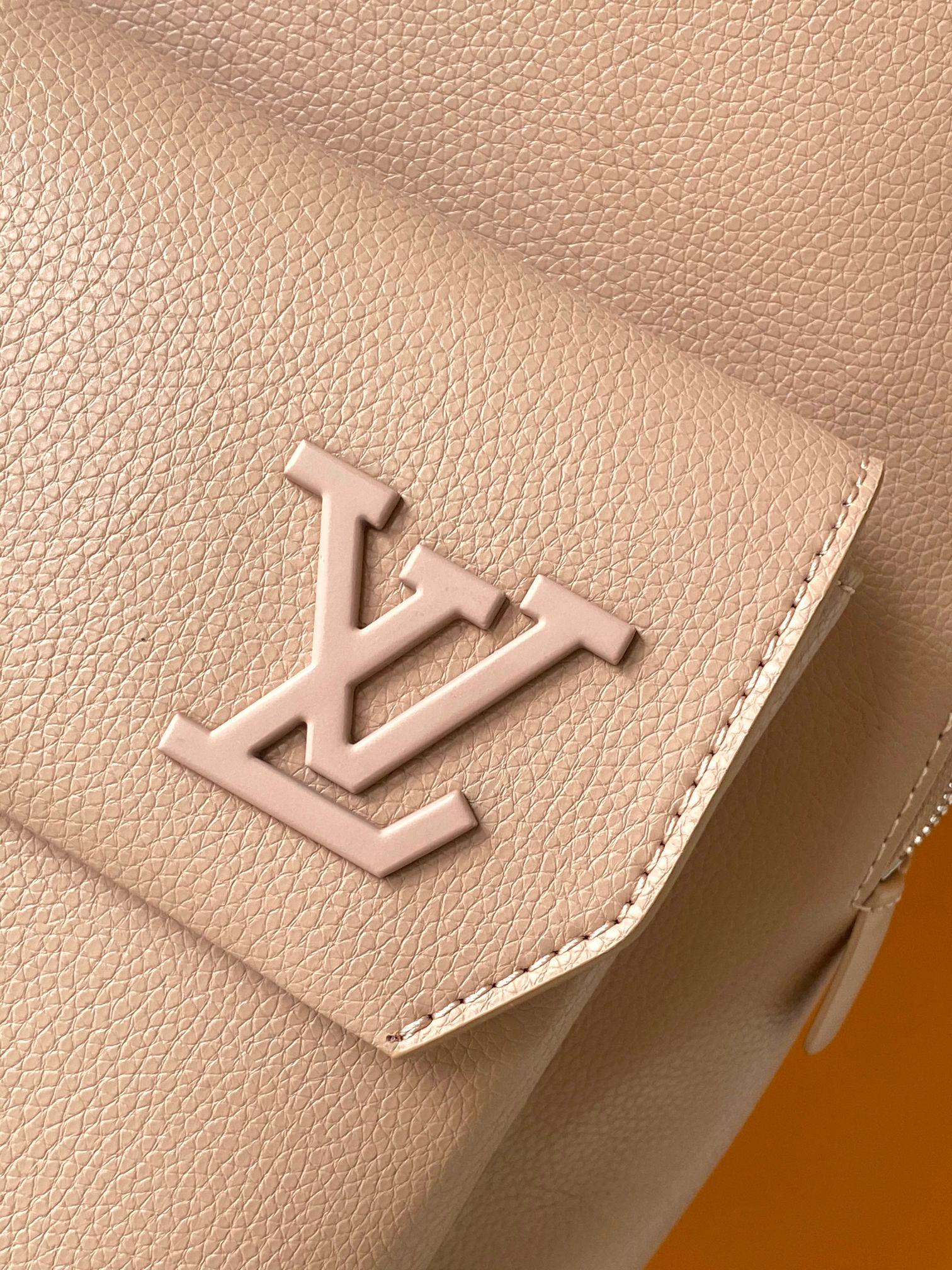 LV原單粉杏色後背包 立體Logo簡約款 荔枝紋牛皮女包設計感|超A仿原單精品圖片 11 LV原單粉杏色後背包 立體Logo簡約款 荔枝紋牛皮女包設計感|歐美奢侈品精品推薦