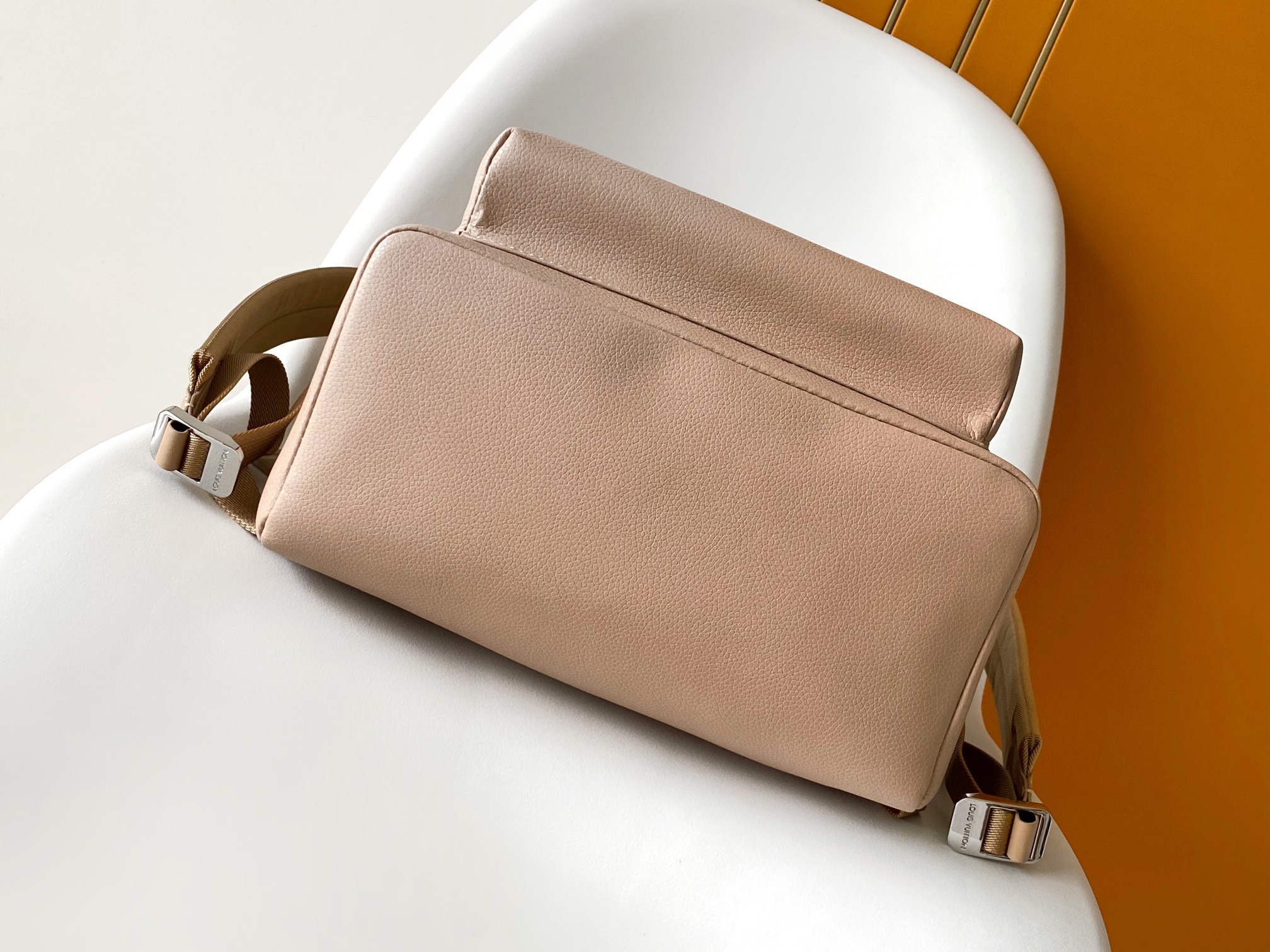 LV原單粉杏色後背包 立體Logo簡約款 荔枝紋牛皮女包設計感|超A仿原單精品圖片 10 LV原單粉杏色後背包 立體Logo簡約款 荔枝紋牛皮女包設計感|歐美奢侈品精品推薦