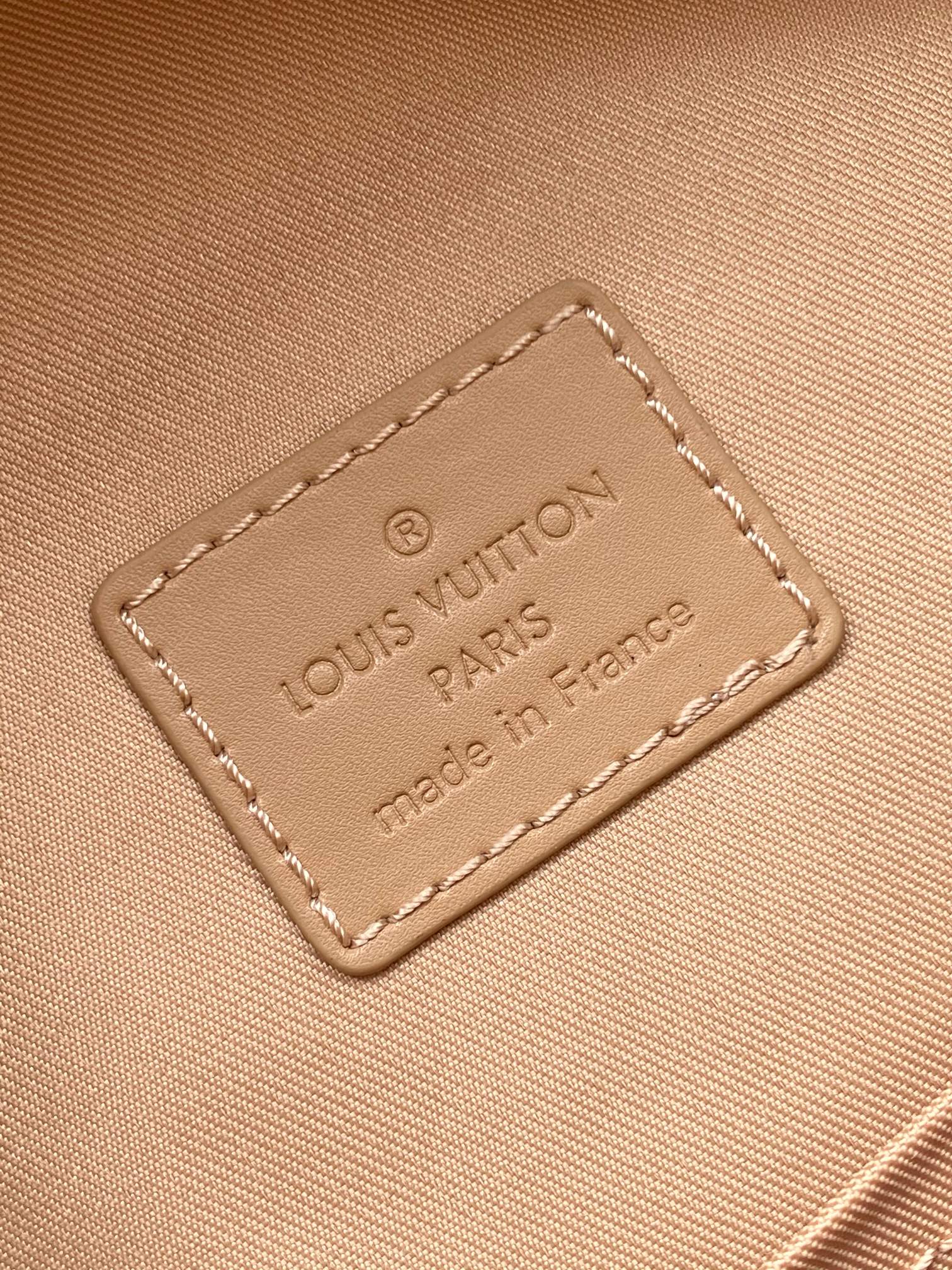 LV原單粉杏色後背包 立體Logo簡約款 荔枝紋牛皮女包設計感|超A仿原單精品圖片 8 LV原單粉杏色後背包 立體Logo簡約款 荔枝紋牛皮女包設計感|歐美奢侈品精品推薦