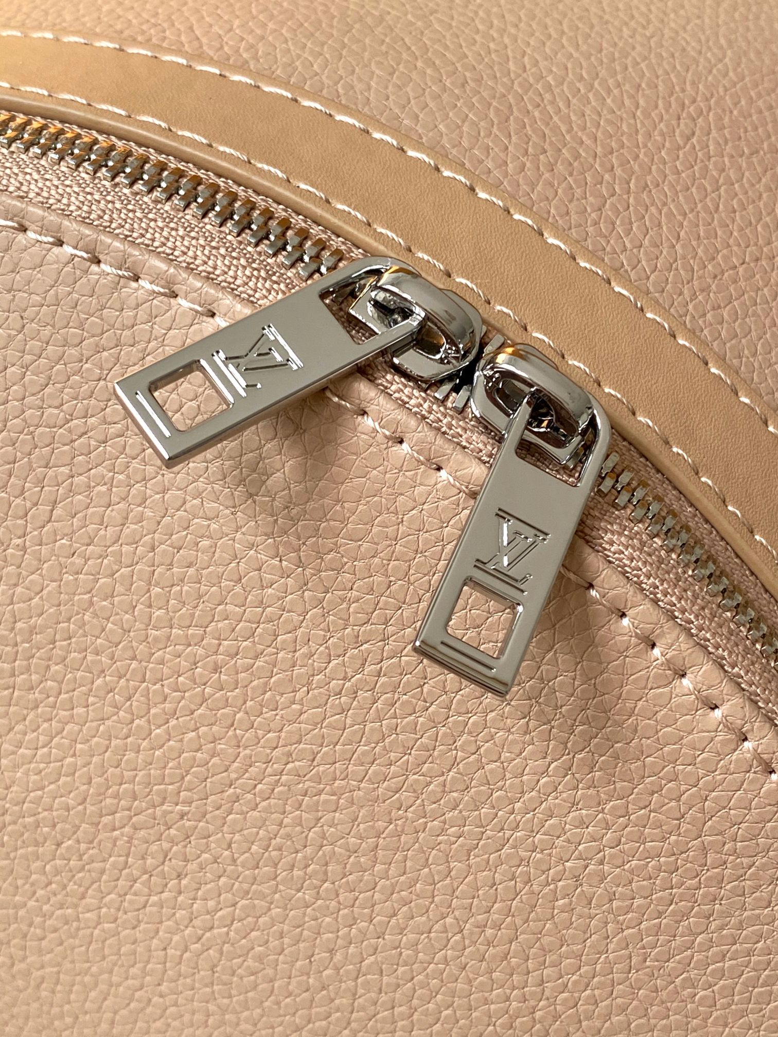 LV原單粉杏色後背包 立體Logo簡約款 荔枝紋牛皮女包設計感|超A仿原單精品圖片 7 LV原單粉杏色後背包 立體Logo簡約款 荔枝紋牛皮女包設計感|歐美奢侈品精品推薦