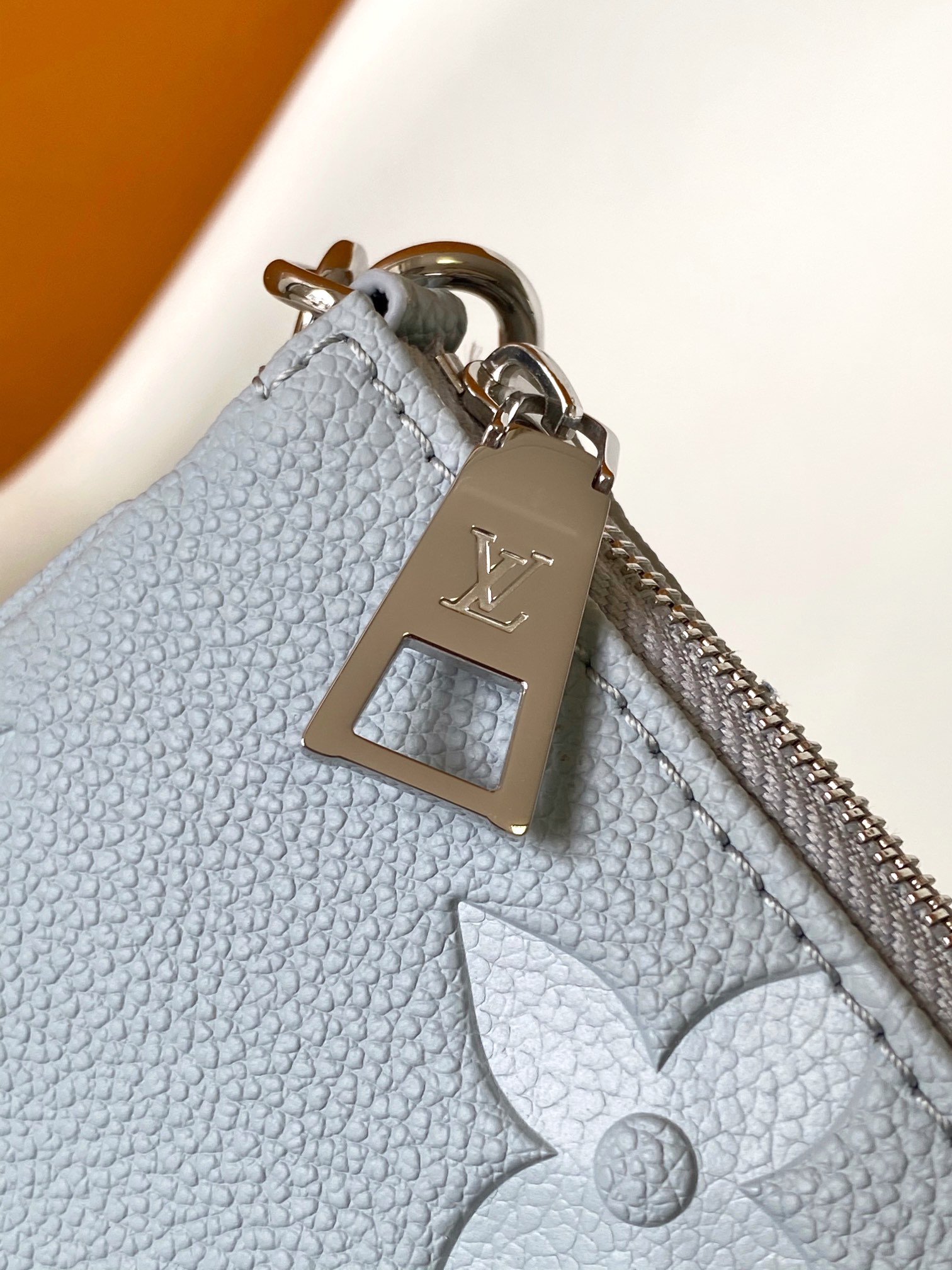 LV 一比一 Capucines MM 藍灰漸層小牛皮手提包 雅致百搭｜歐美奢侈品精品推薦