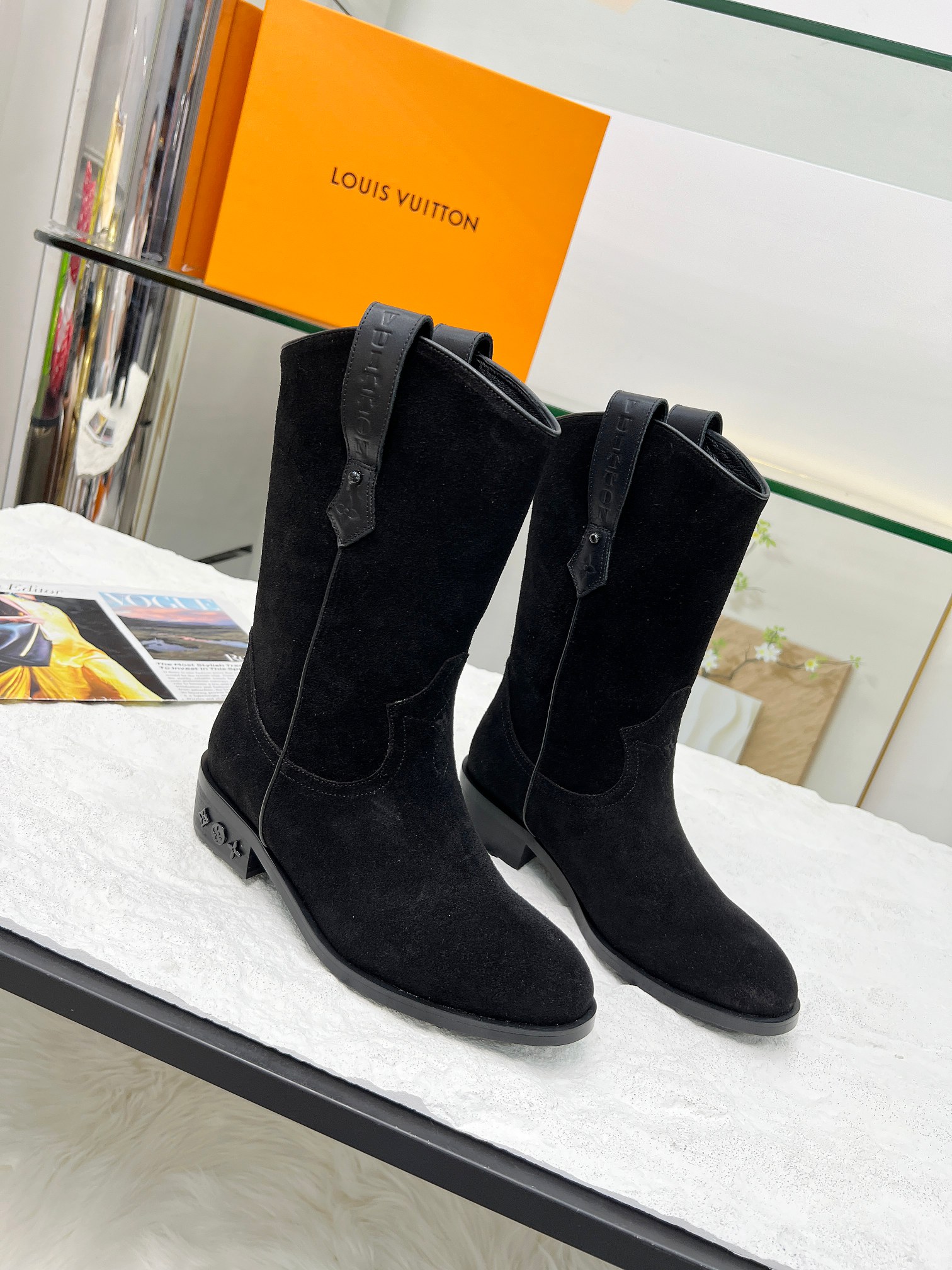 LV 精品仿製黑色麂皮女靴 優雅百搭款｜歐美奢侈品精品推薦