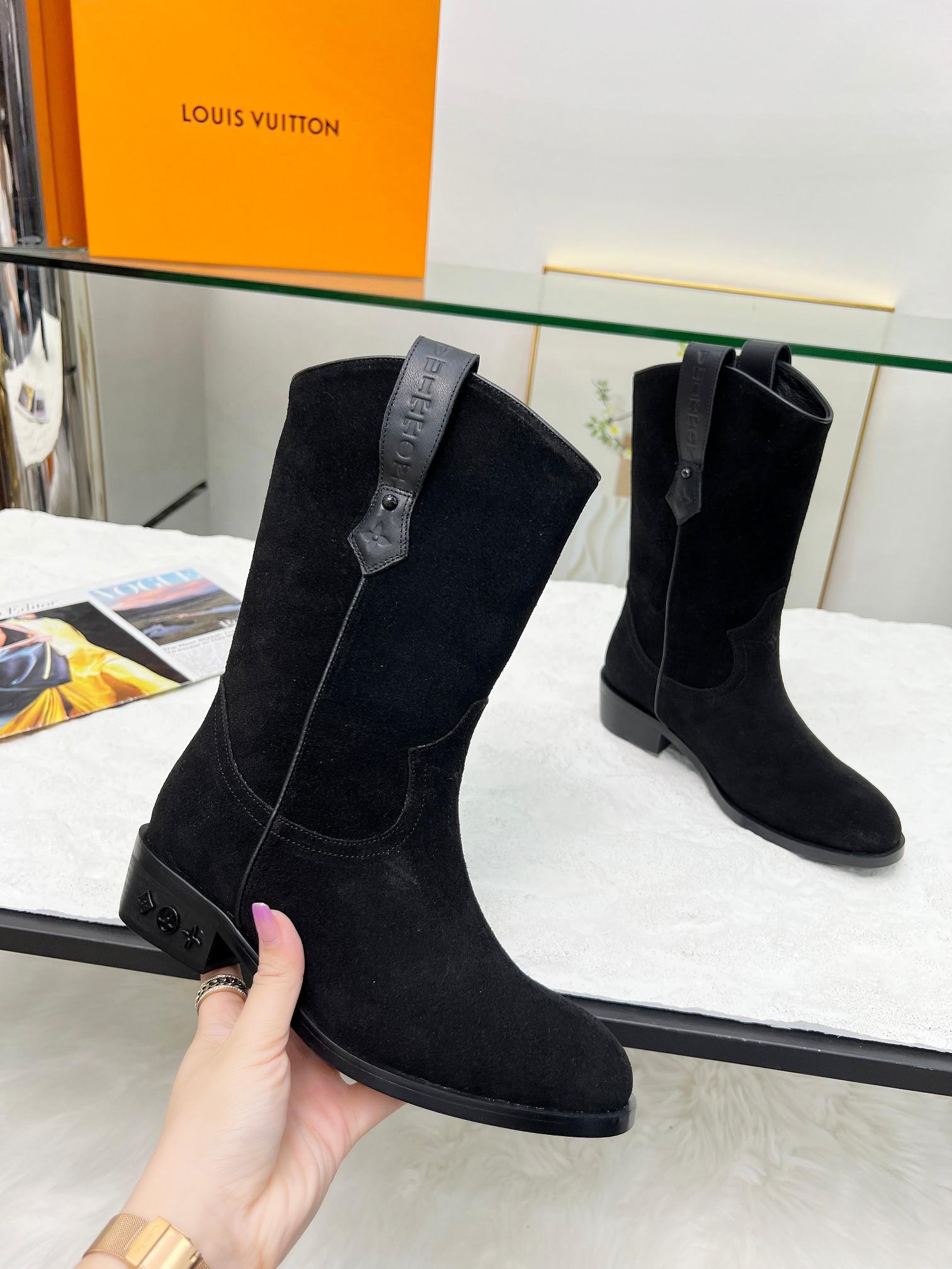 LV 精品仿製黑色麂皮女靴 優雅百搭款｜歐美奢侈品精品推薦