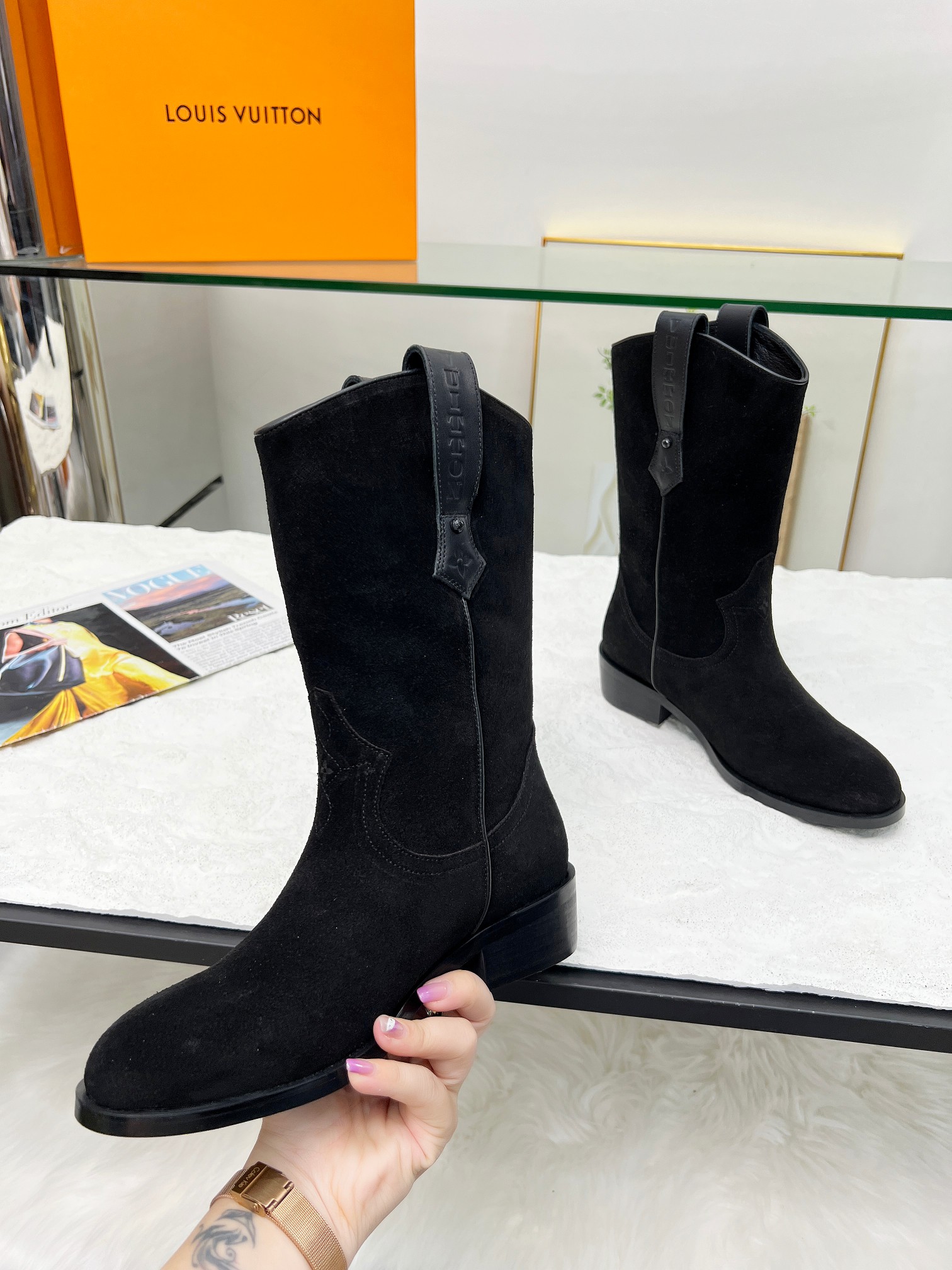 LV 精品仿製黑色麂皮女靴 優雅百搭款｜歐美奢侈品精品推薦