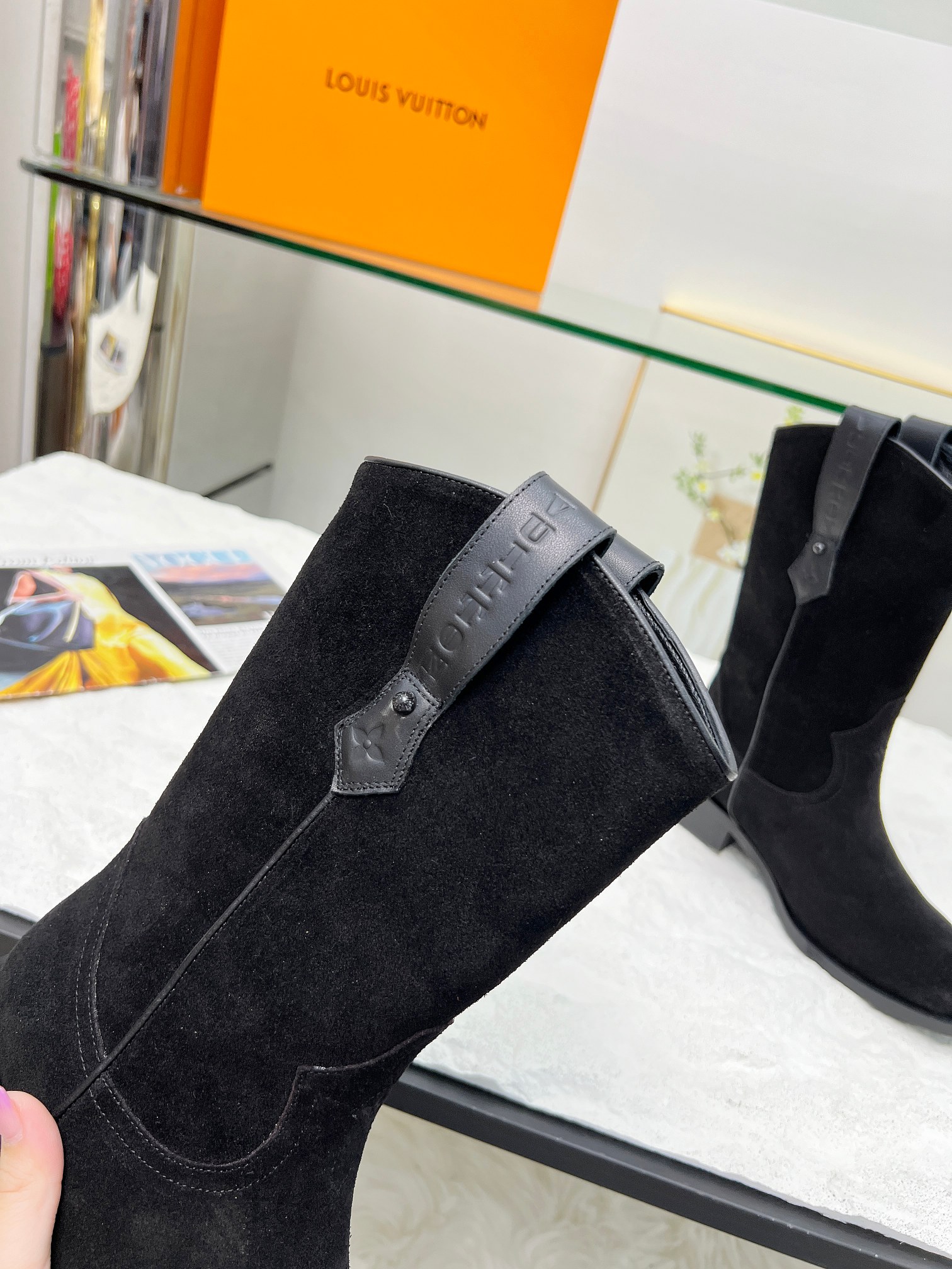 LV 精品仿製黑色麂皮女靴 優雅百搭款｜歐美奢侈品精品推薦
