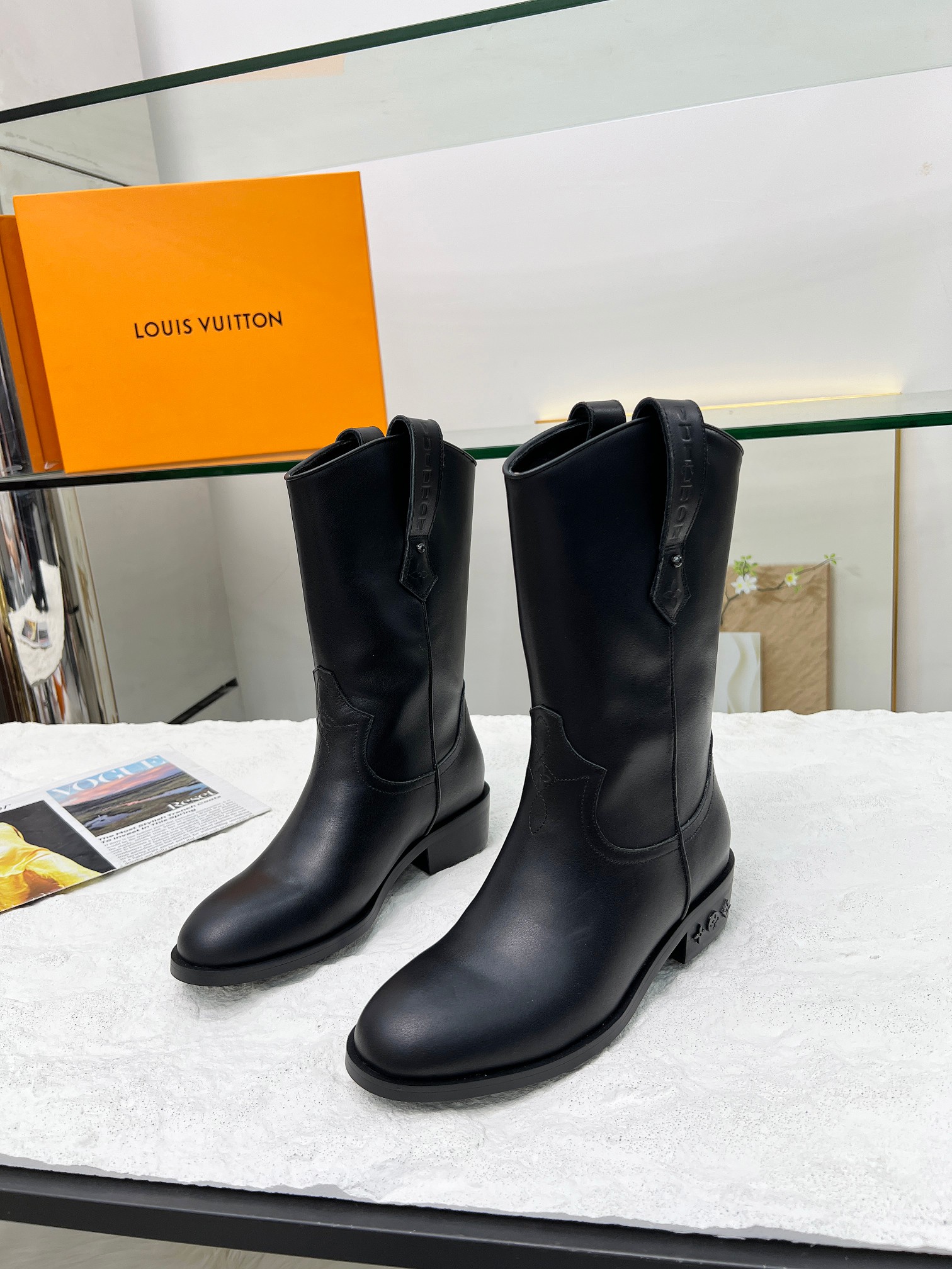 LV 一比一黑色牛皮女靴 簡約百搭款｜歐美奢侈品精品推薦