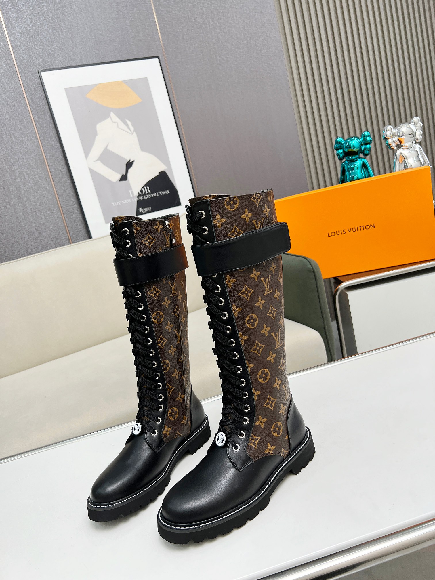 LV 精品仿製長筒綁帶女靴 經典老花設計｜歐美奢侈品精品推薦