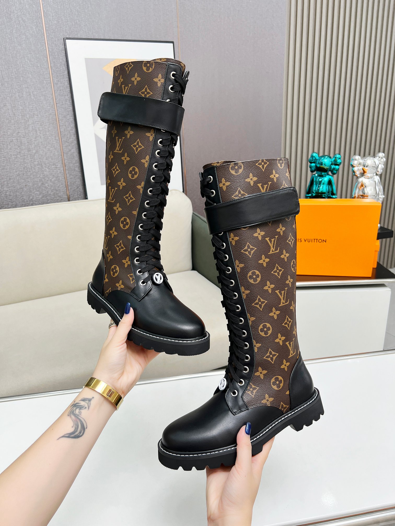 LV 精品仿製長筒綁帶女靴 經典老花設計｜歐美奢侈品精品推薦