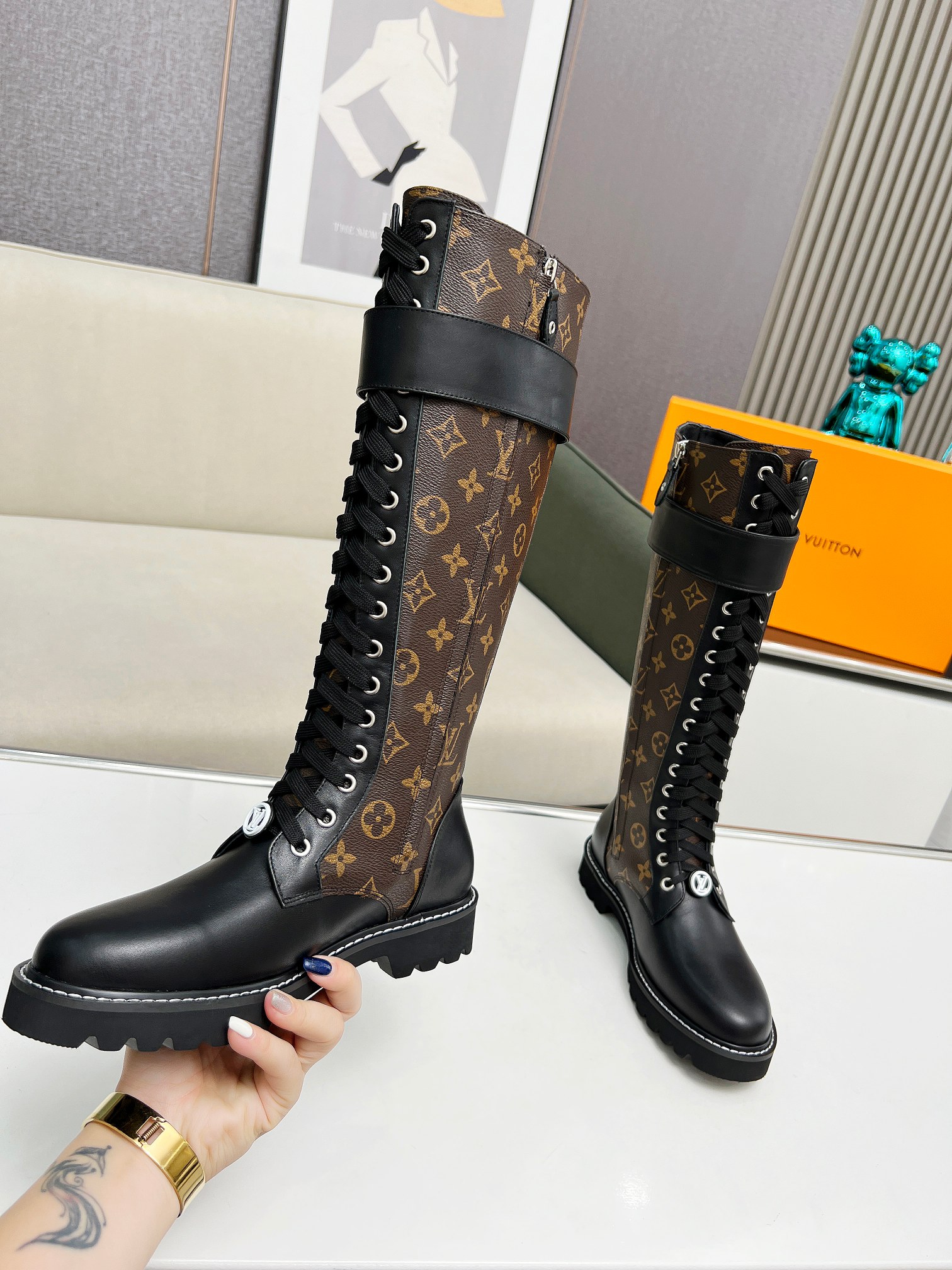 LV 精品仿製長筒綁帶女靴 經典老花設計｜歐美奢侈品精品推薦