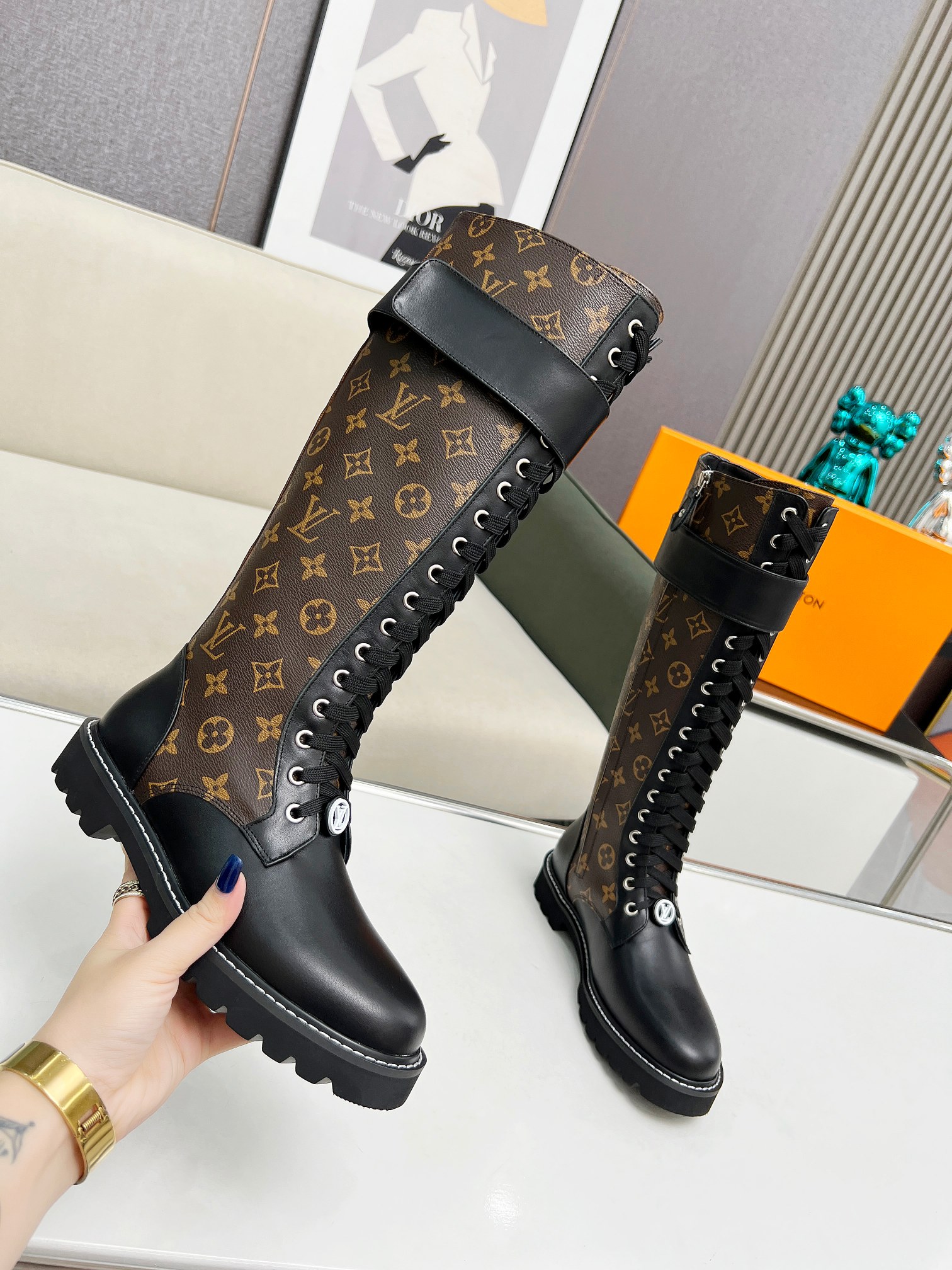 LV 精品仿製長筒綁帶女靴 經典老花設計｜歐美奢侈品精品推薦