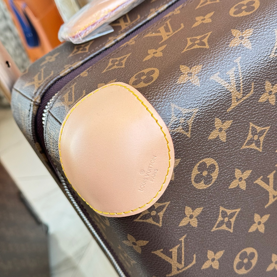 LV 高仿 金色角邊旅行箱 耐磨滾輪設計｜歐美奢侈品精品推薦