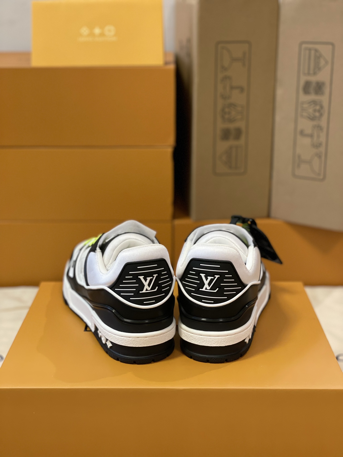 LV 高仿平底運動鞋 經典黑白撞色款 男士街頭百搭之選｜歐美奢侈品精品推薦