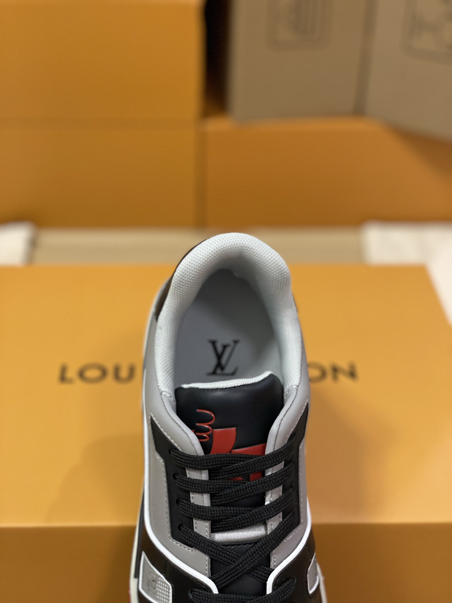 LV A貨拼色運動鞋 灰黑低筒復古風 經典簽名款推薦｜歐美奢侈品精品推薦