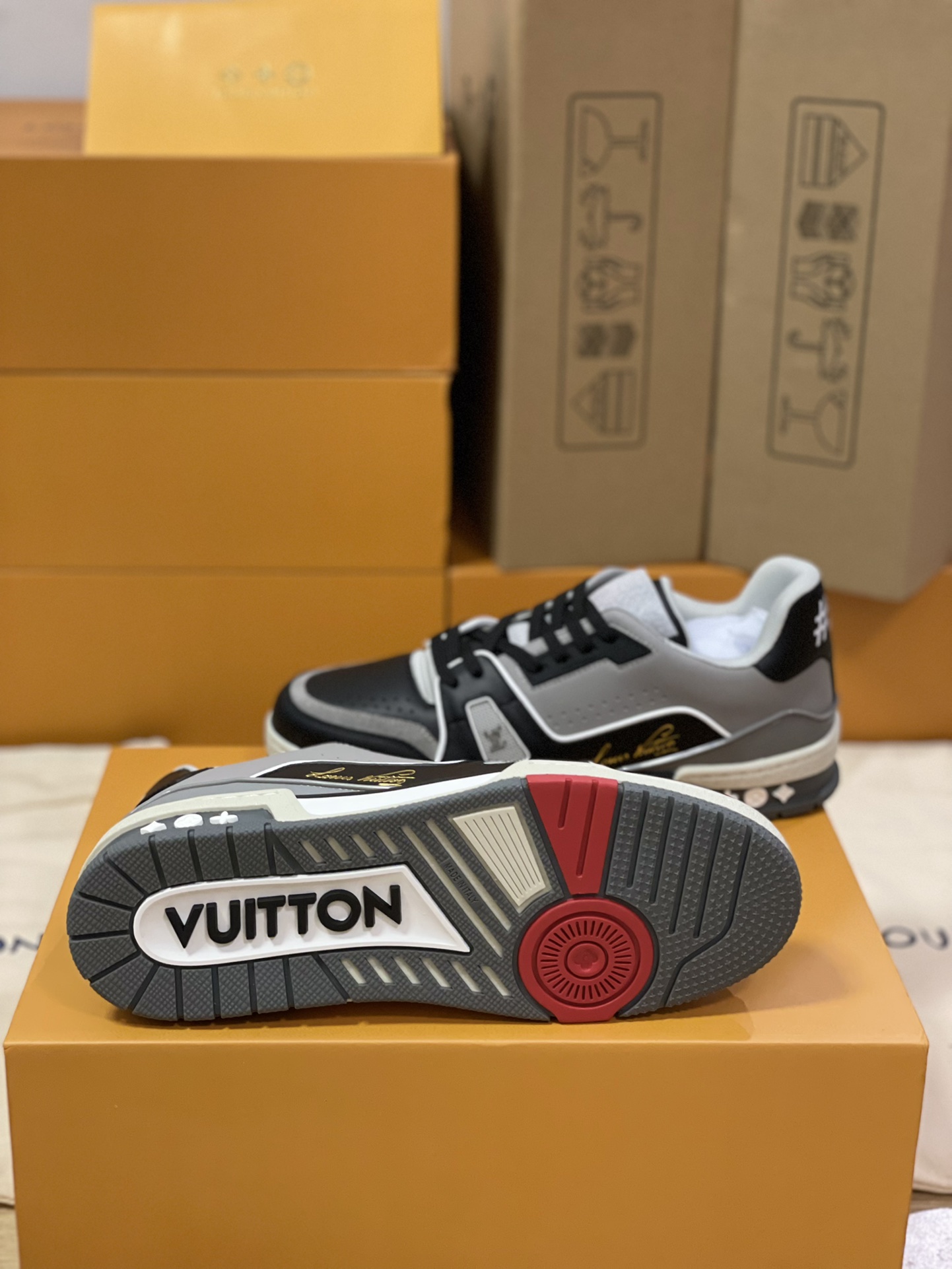 LV A貨拼色運動鞋 灰黑低筒復古風 經典簽名款推薦｜歐美奢侈品精品推薦
