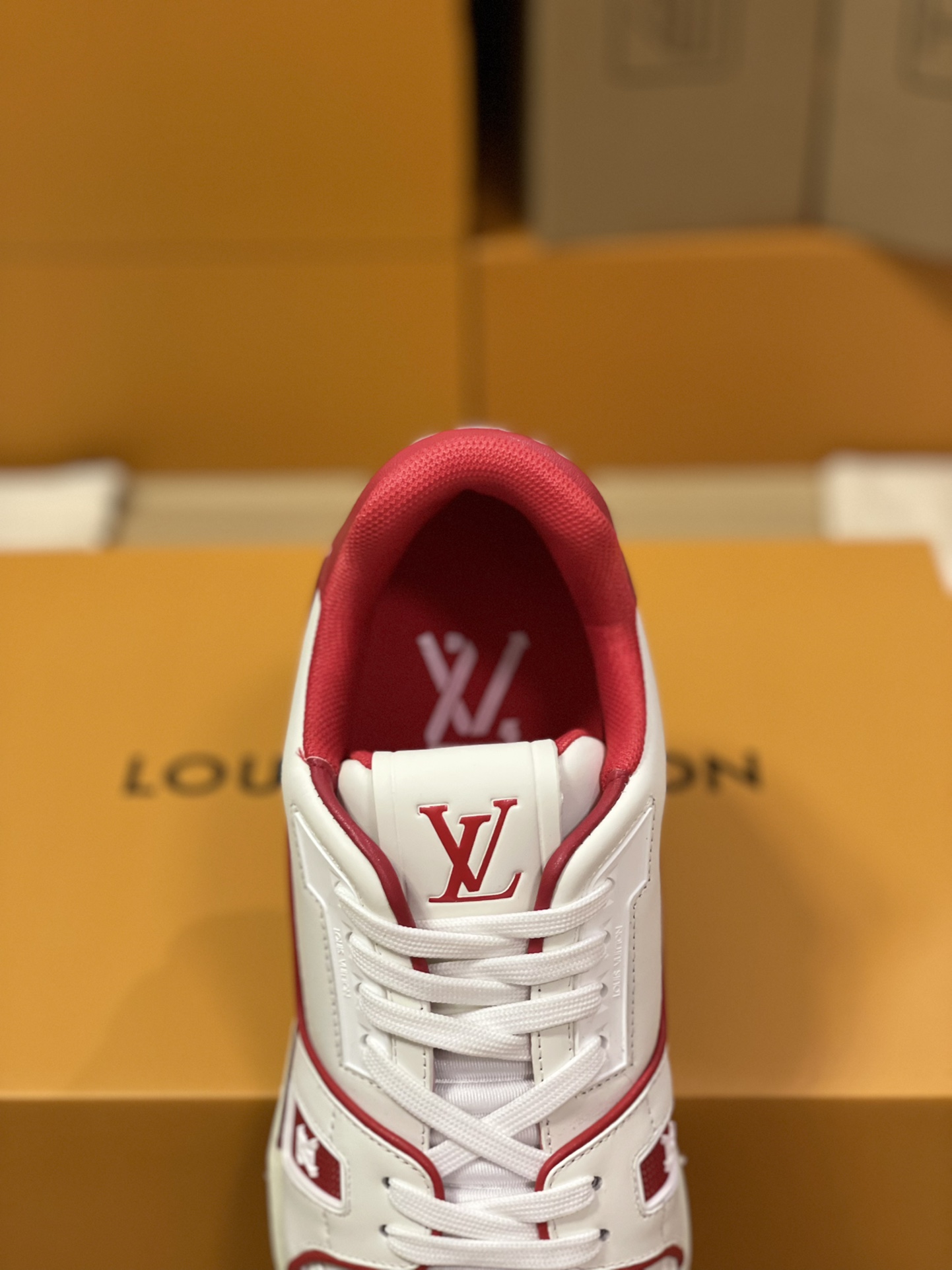 LV 原單白紅配色男鞋 經典復古風格設計 熱門街頭運動鞋｜歐美奢侈品精品推薦