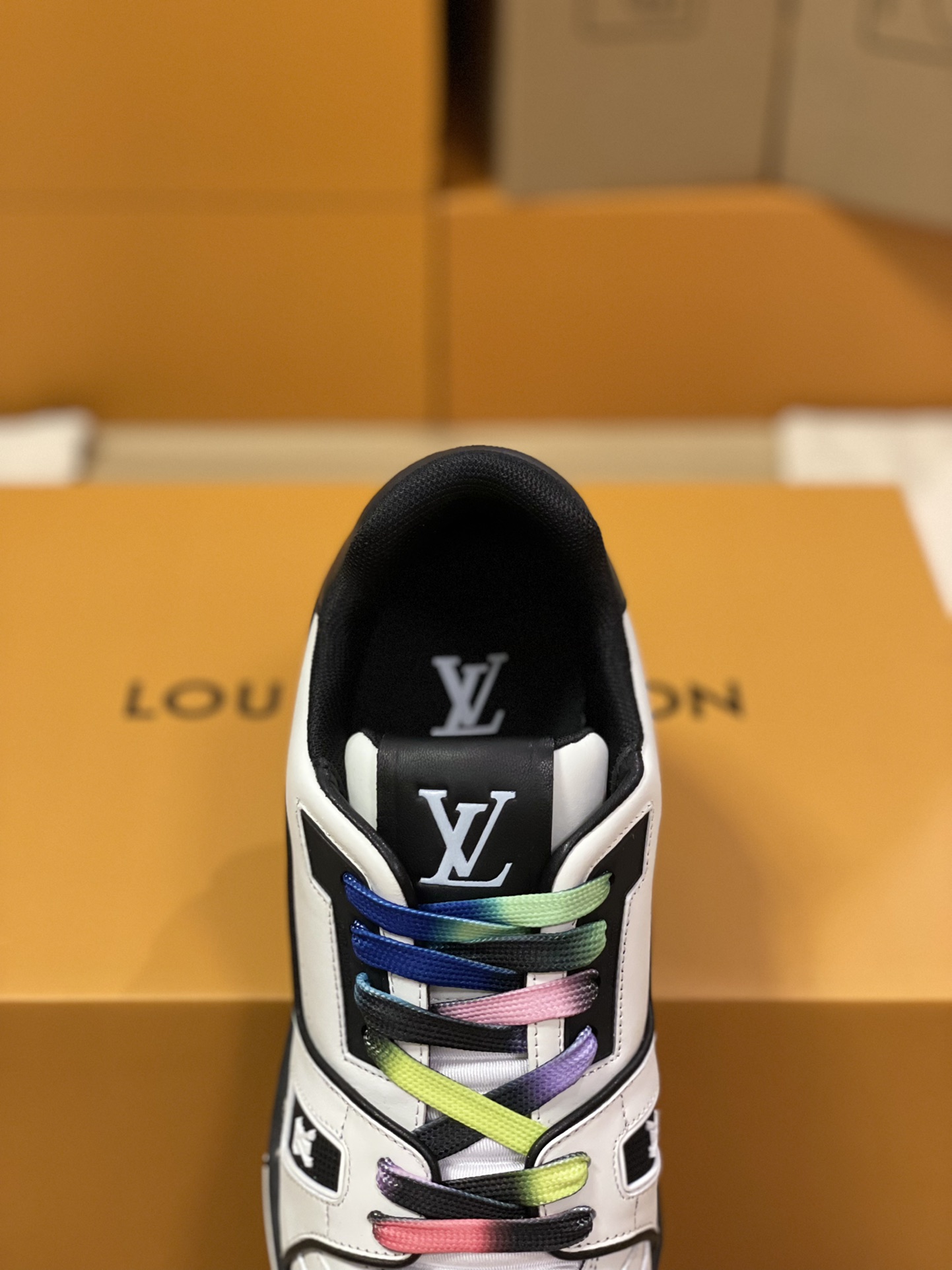LV A貨低筒運動鞋 彩虹鞋帶白底款 潮流街頭風格設計｜歐美奢侈品精品推薦