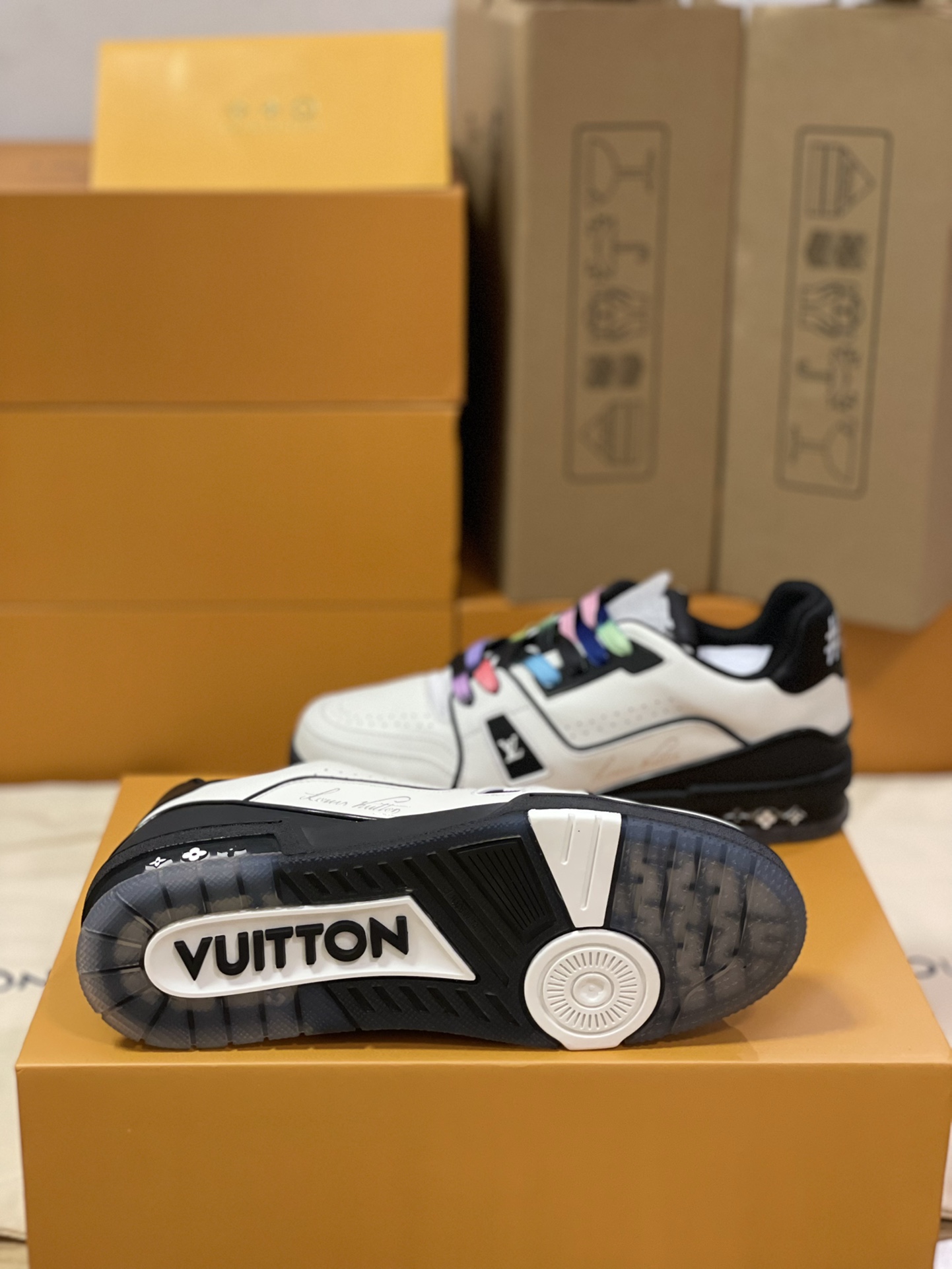 LV A貨低筒運動鞋 彩虹鞋帶白底款 潮流街頭風格設計｜歐美奢侈品精品推薦